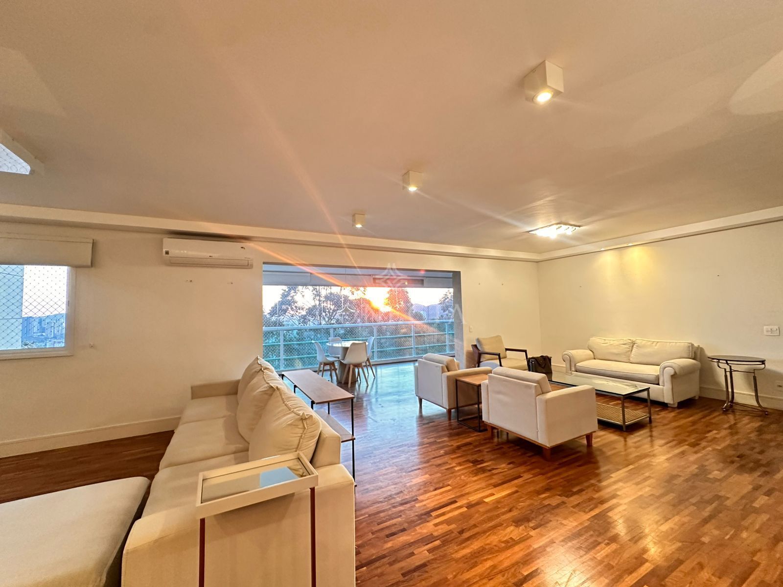 Apartamento para alugar com 3 quartos, 202m² - Foto 3