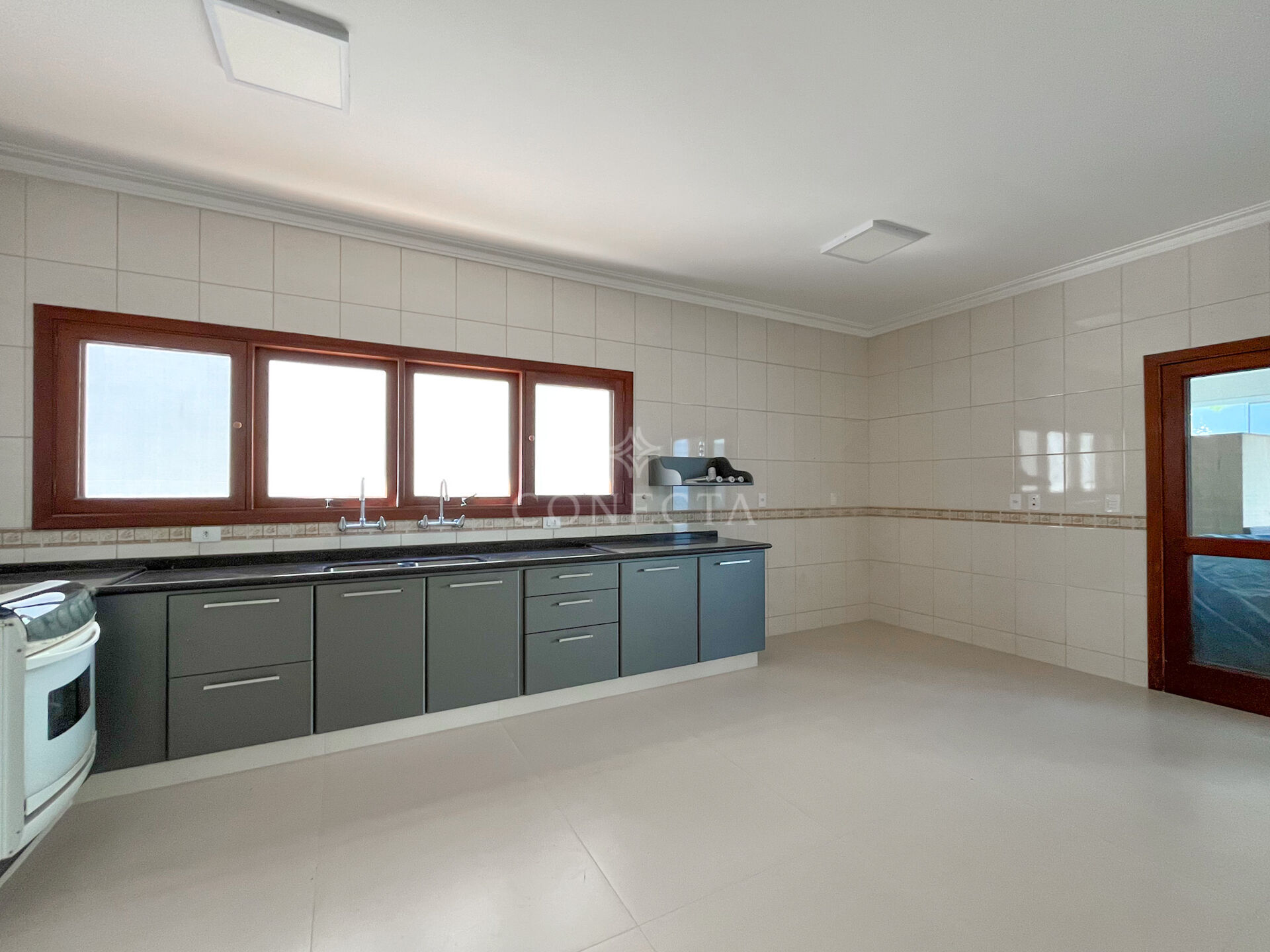 Casa para alugar com 3 quartos, 360m² - Foto 8