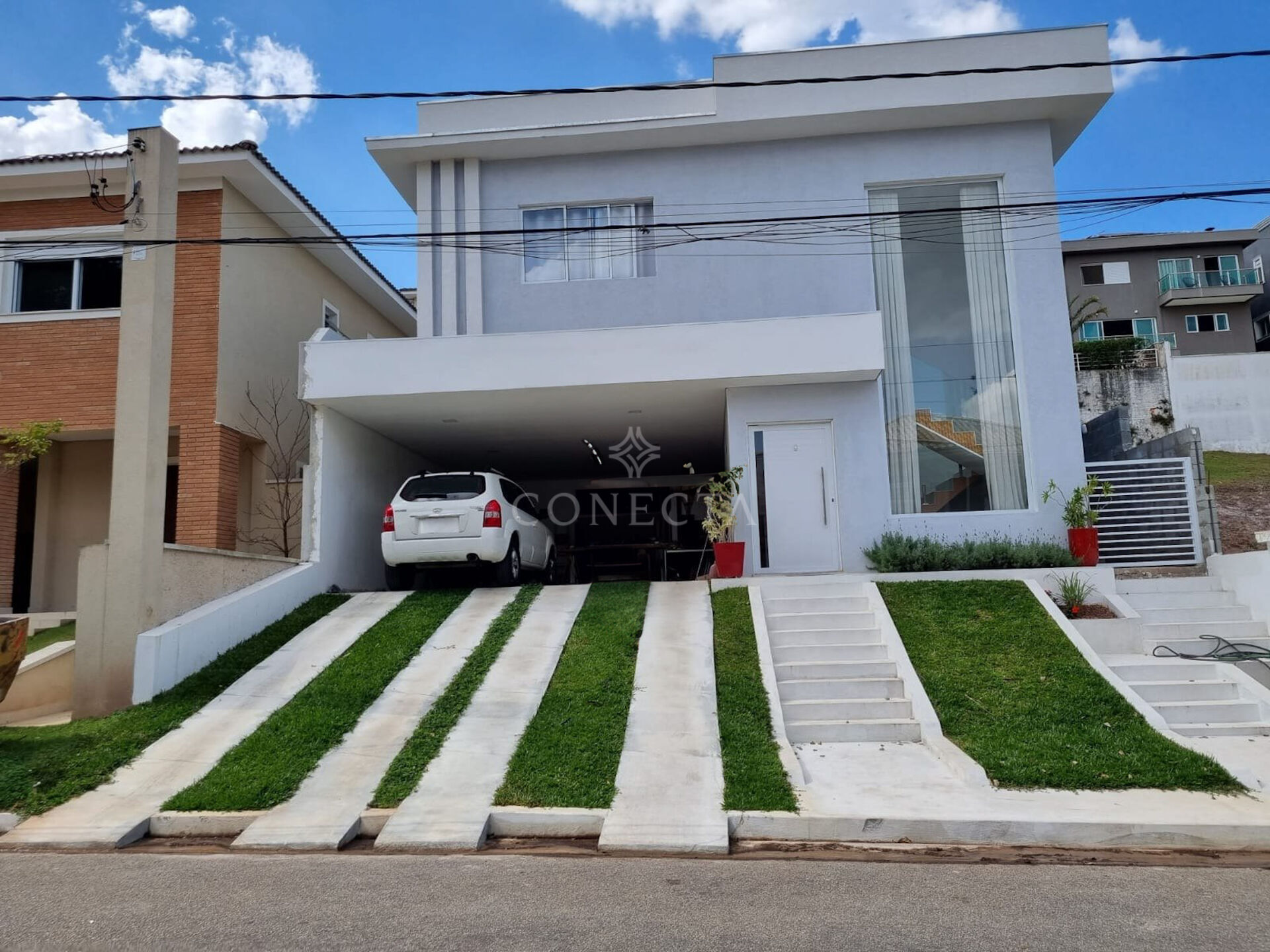 Casa à venda com 4 quartos, 275m² - Foto 1