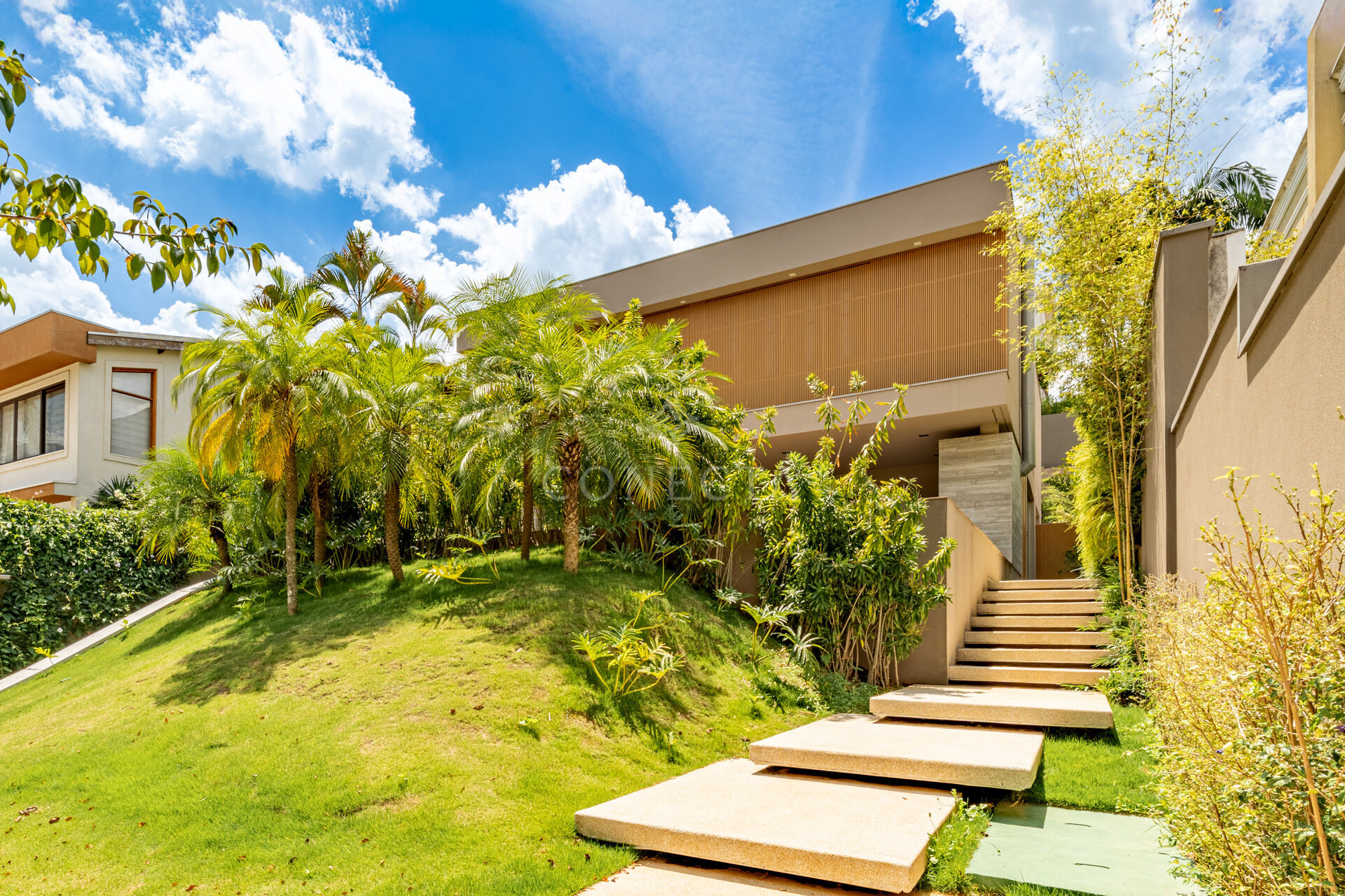 Casa à venda com 4 quartos, 622m² - Foto 1
