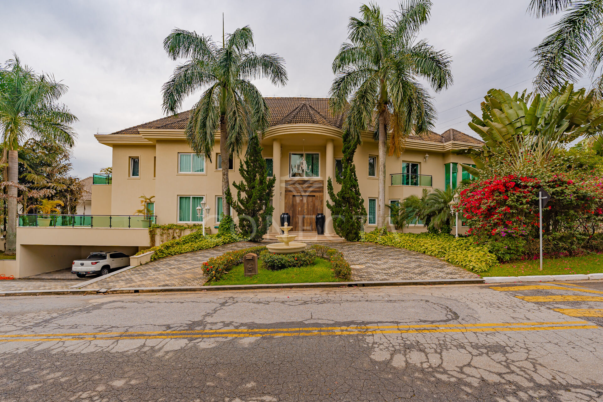 Casa à venda com 5 quartos, 1040m² - Foto 1