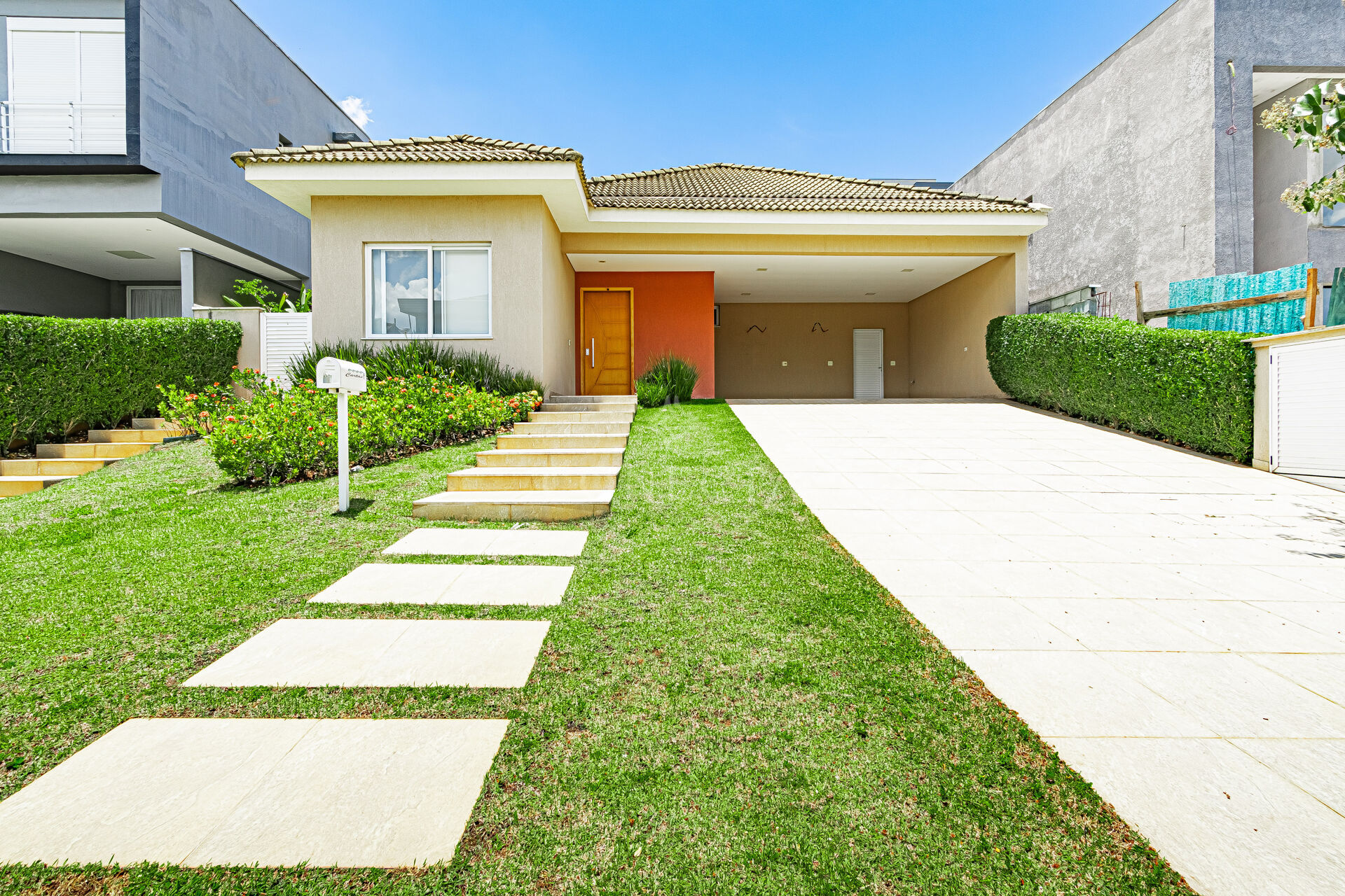 Casa à venda com 4 quartos, 250m² - Foto 1