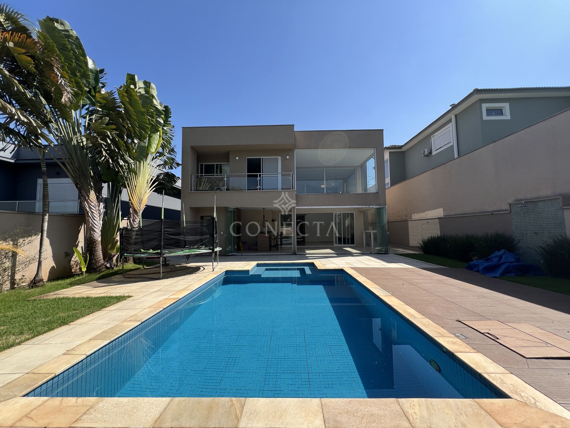 Casa à venda com 4 quartos, 338m² - Foto 1