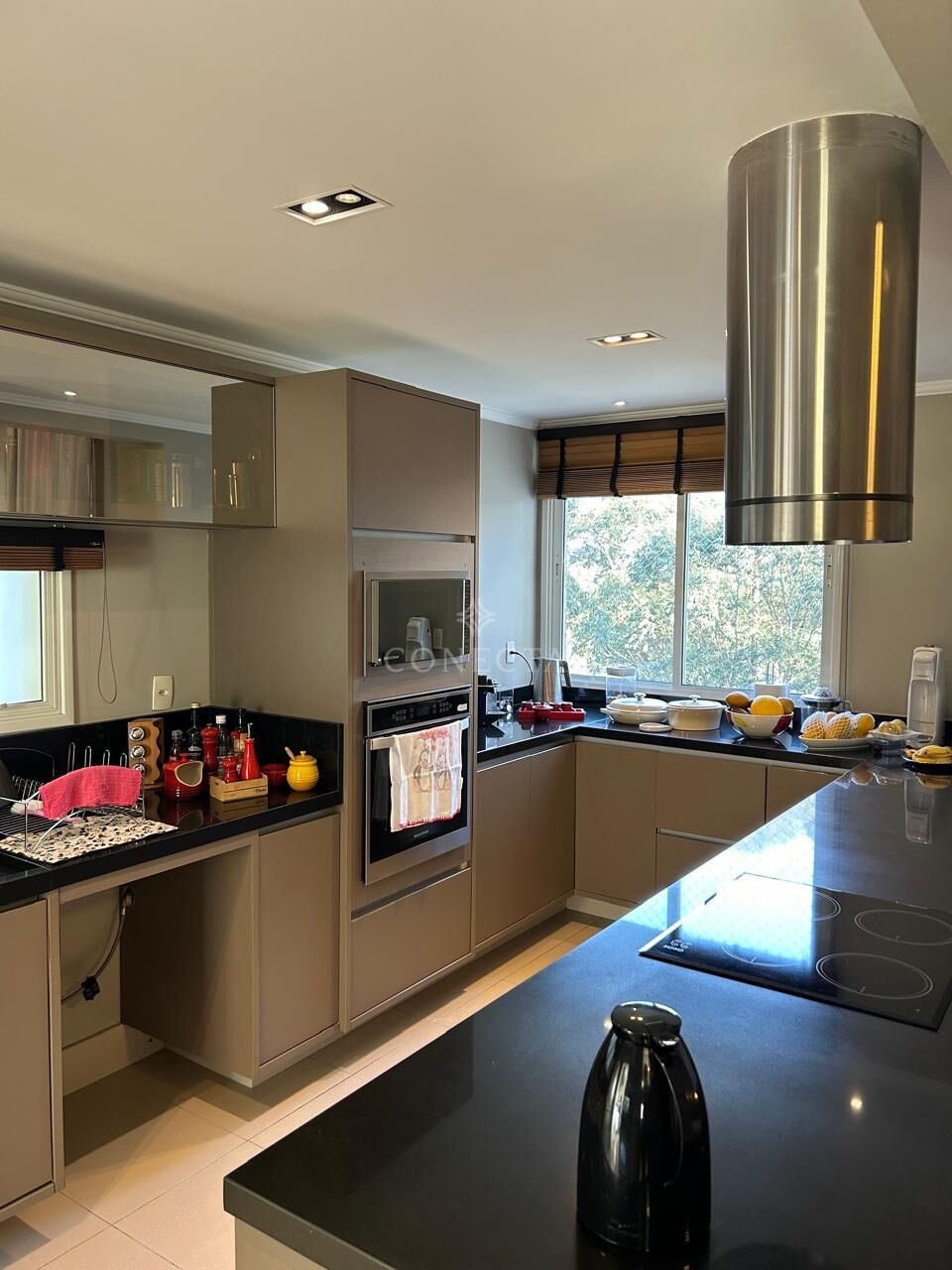 Apartamento à venda com 3 quartos, 202m² - Foto 2