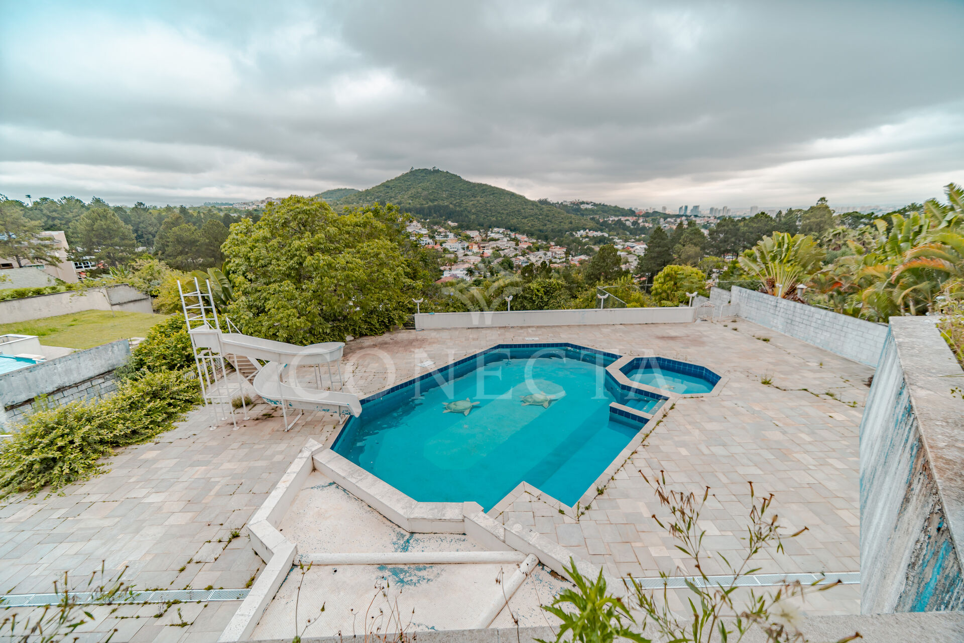 Casa para alugar com 7 quartos, 1754m² - Foto 2