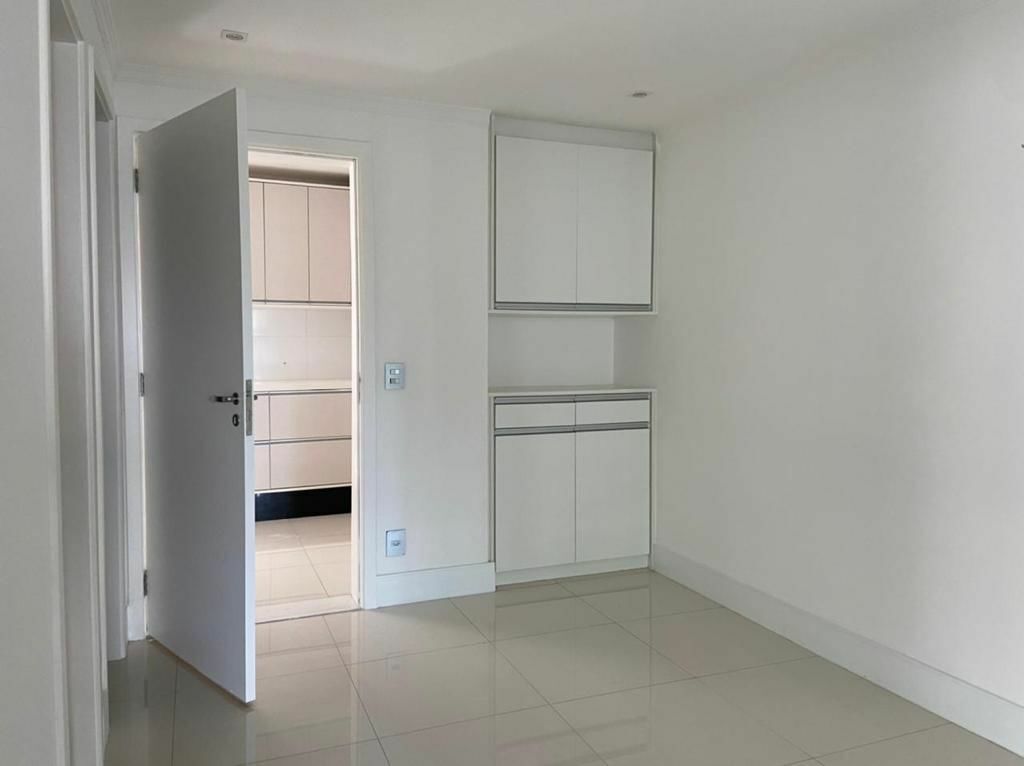 Apartamento para alugar com 3 quartos, 235m² - Foto 13