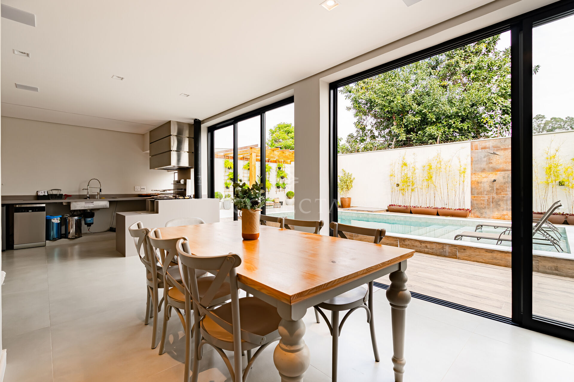 Casa para alugar com 4 quartos, 564m² - Foto 14