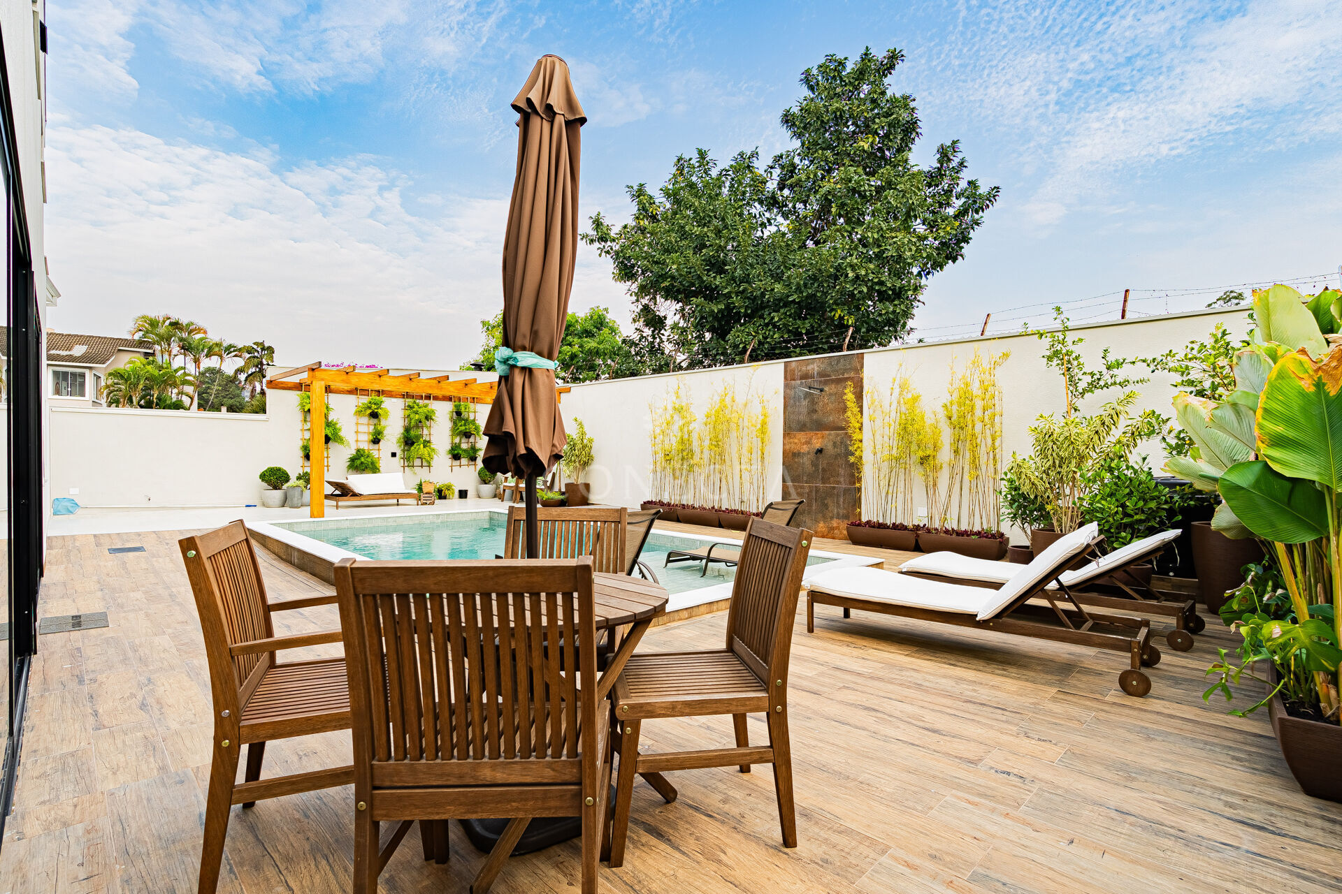 Casa para alugar com 4 quartos, 564m² - Foto 2