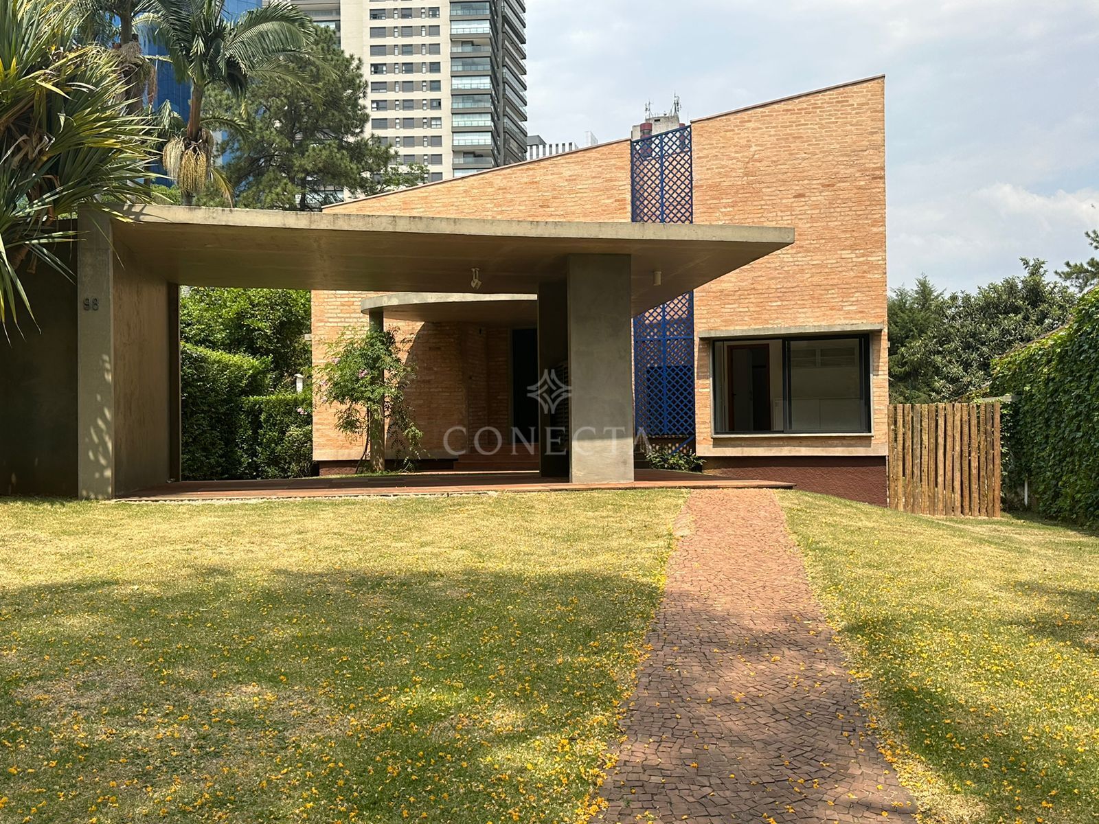 Casa à venda com 3 quartos, 258m² - Foto 1