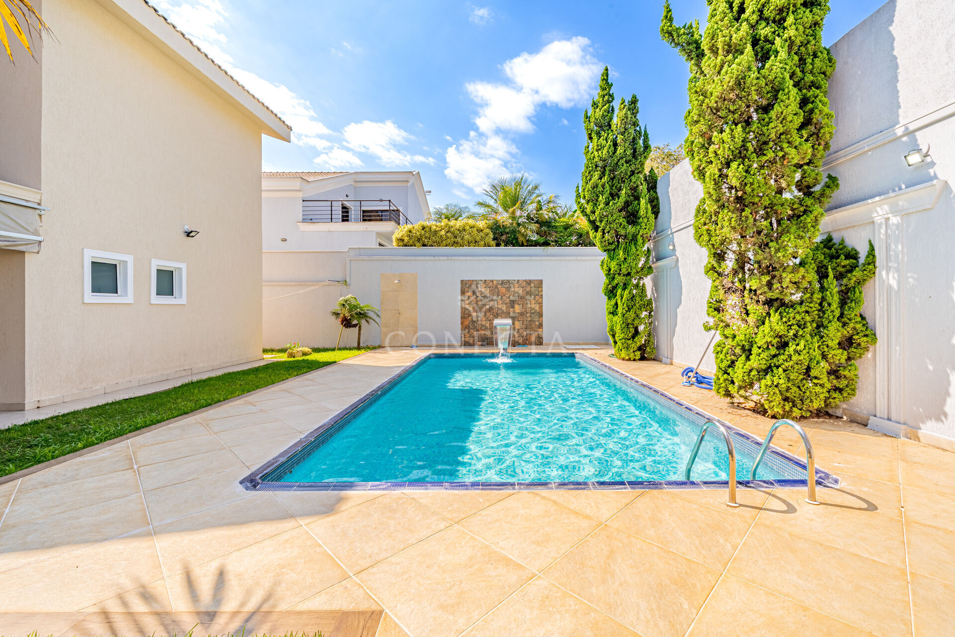 Casa para alugar com 4 quartos, 400m² - Foto 35
