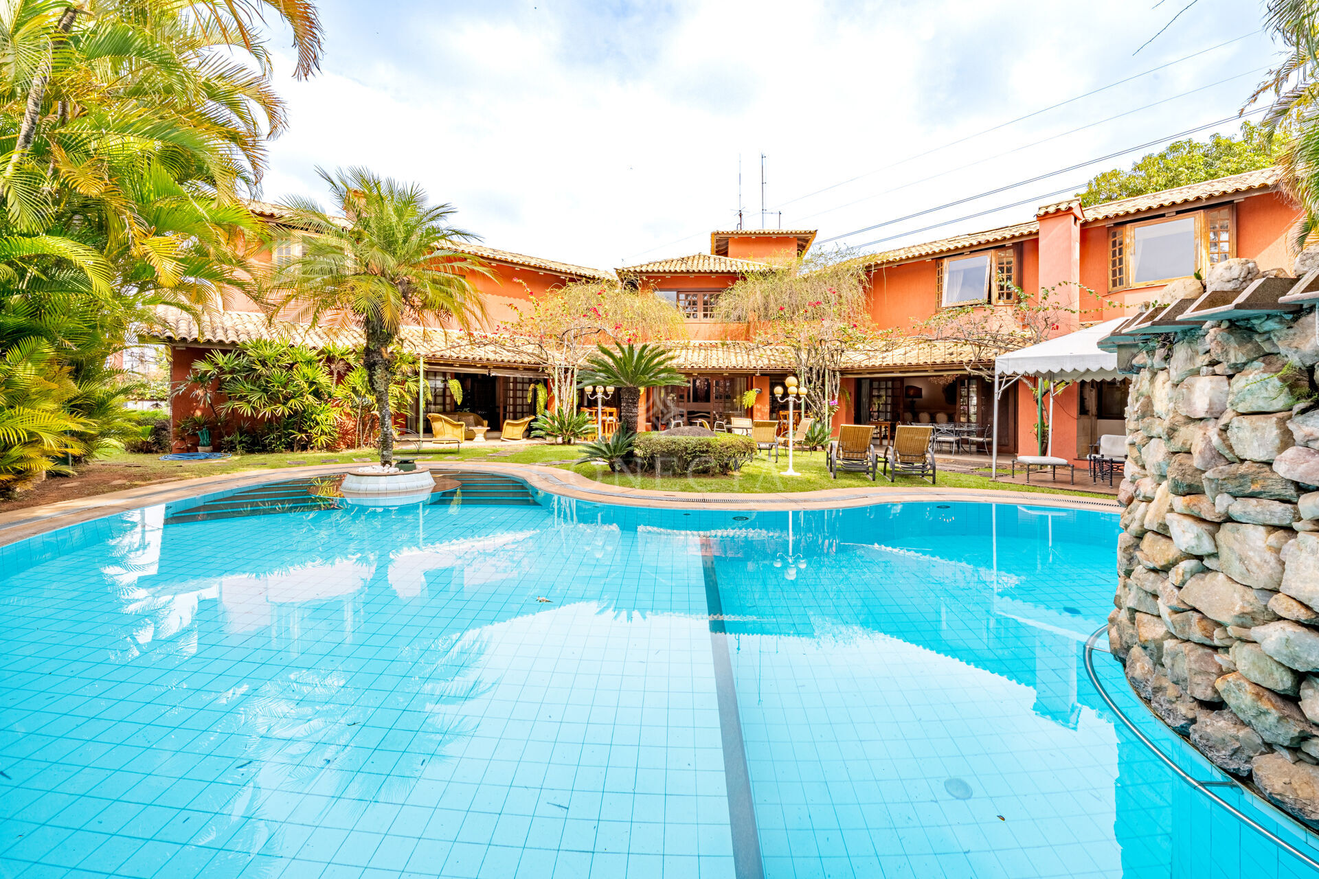 Casa à venda com 5 quartos, 906m² - Foto 2