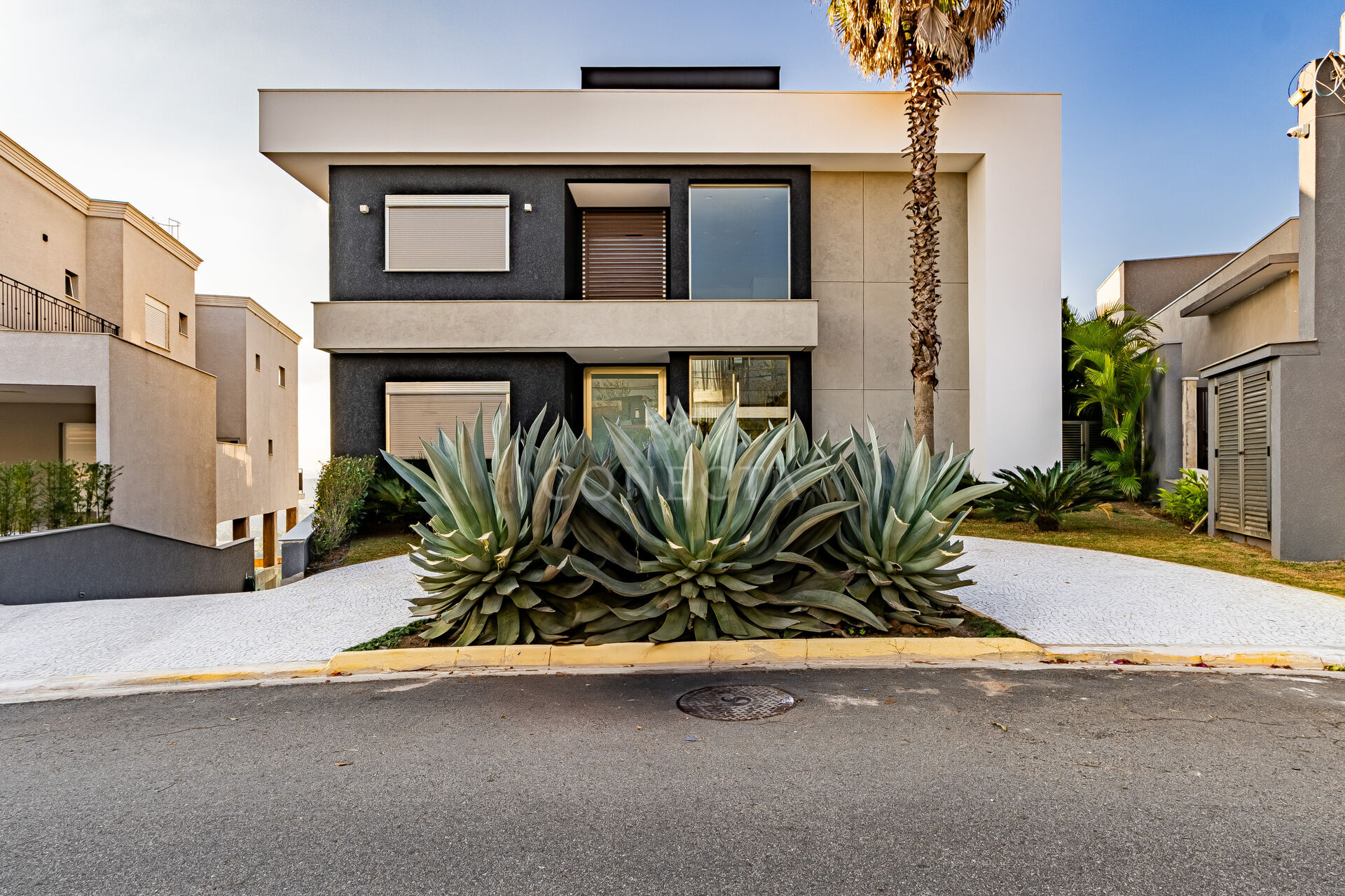 Casa para alugar com 5 quartos, 840m² - Foto 1