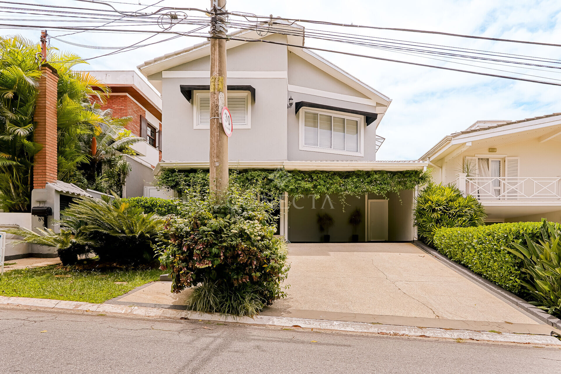 Casa à venda com 4 quartos, 300m² - Foto 2