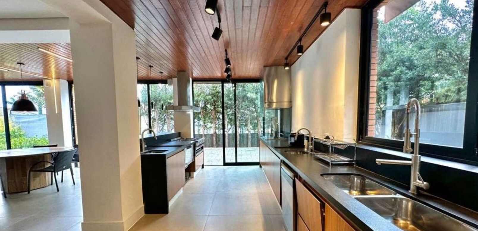 Casa para alugar com 4 quartos, 560m² - Foto 12