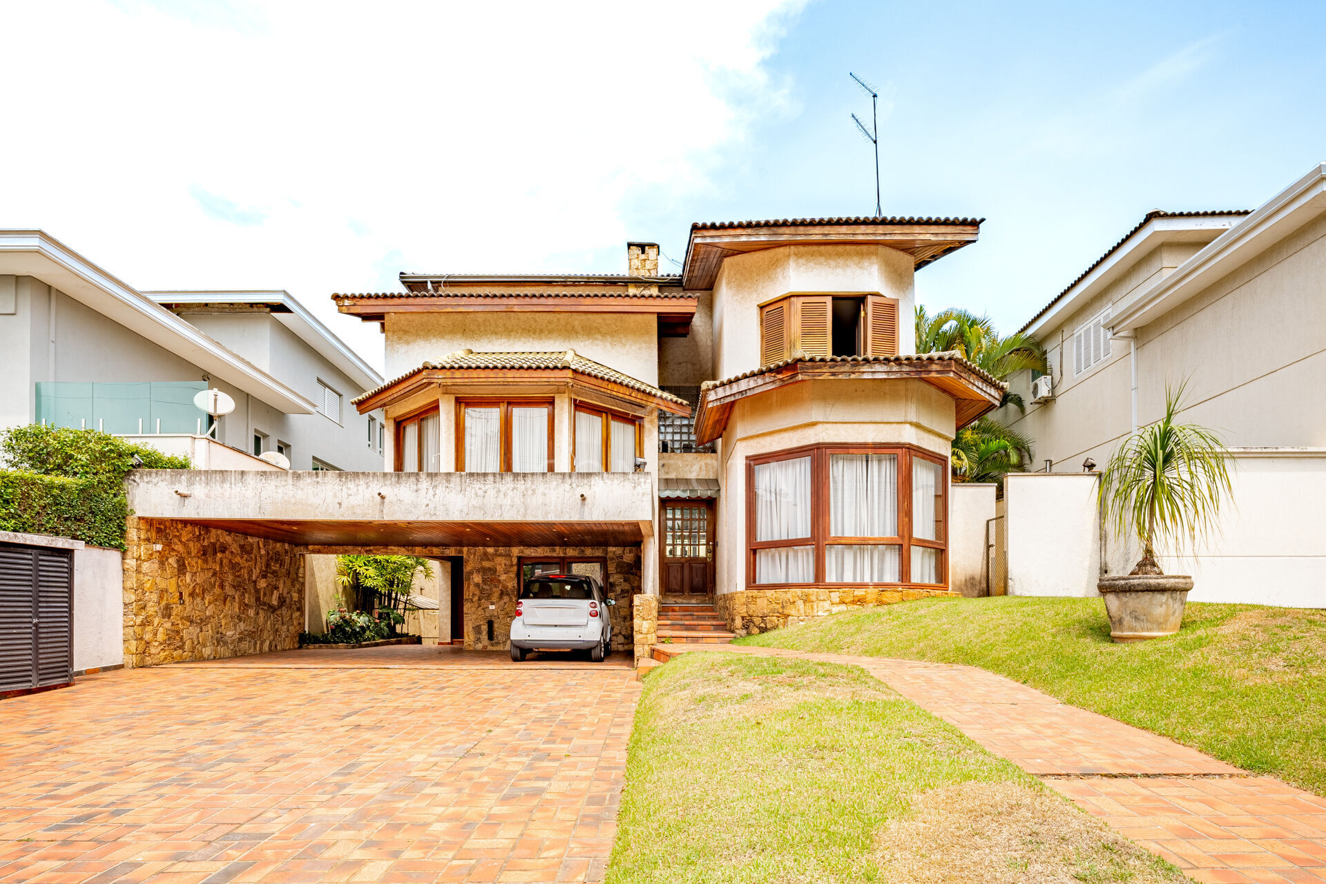 Casa à venda com 4 quartos, 550m² - Foto 1