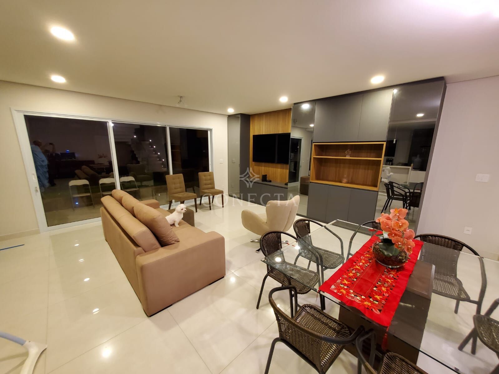 Casa à venda com 4 quartos, 350m² - Foto 1