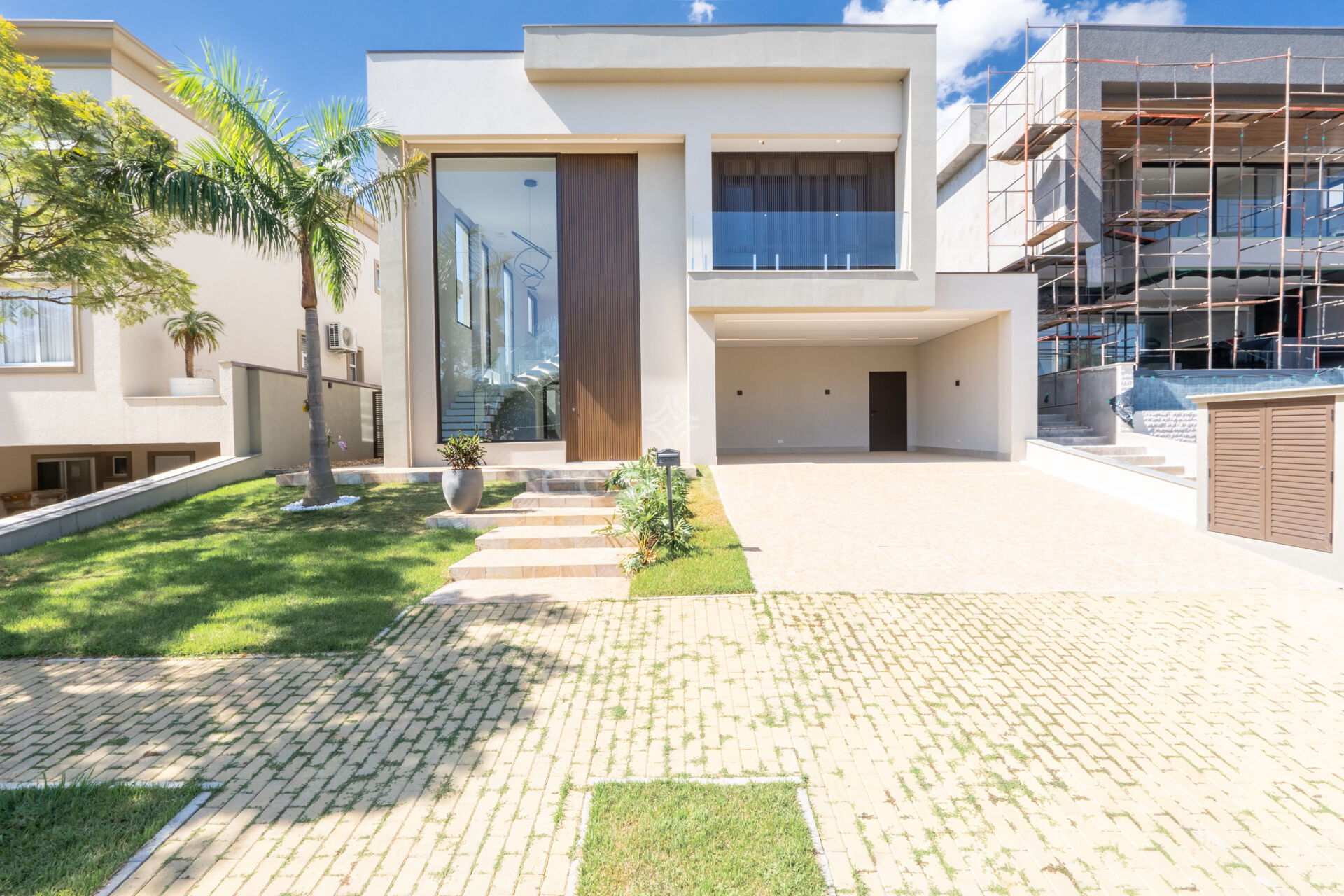 Casa à venda com 4 quartos, 300m² - Foto 1