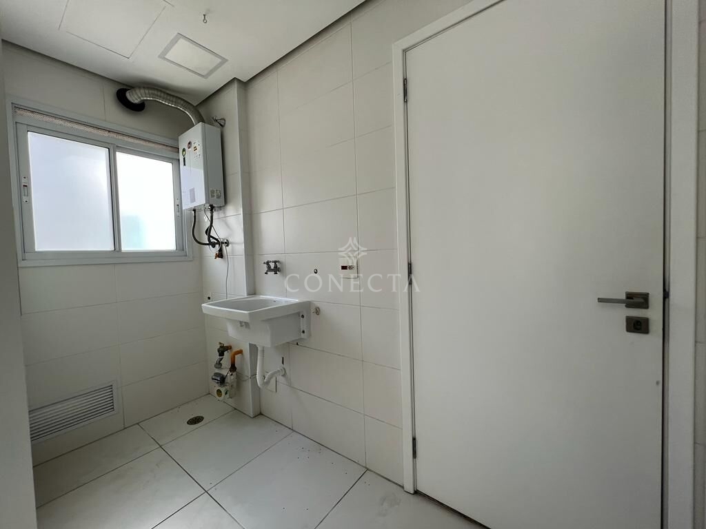 Apartamento para alugar com 3 quartos, 266m² - Foto 2