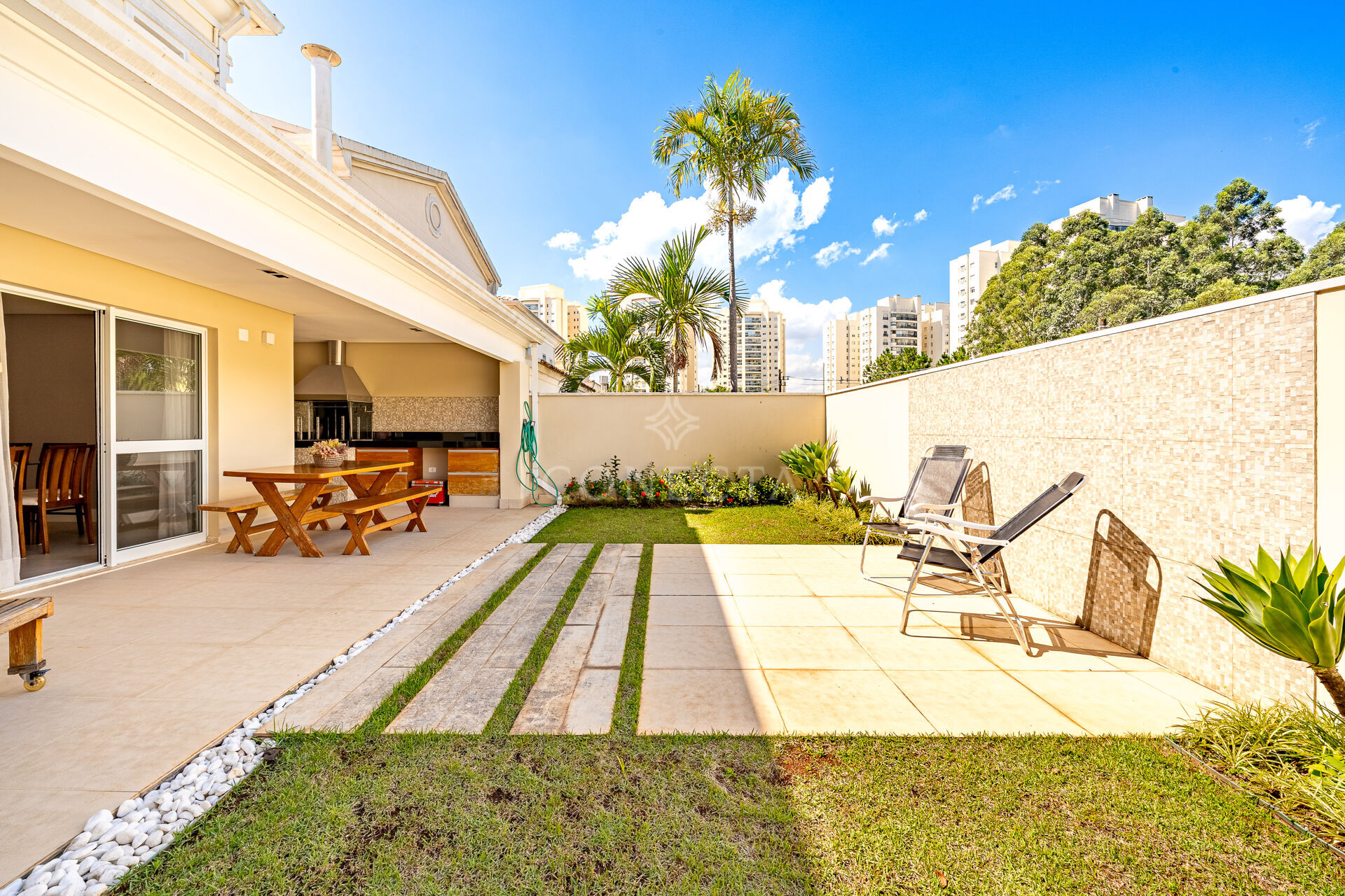 Casa à venda com 3 quartos, 237m² - Foto 2