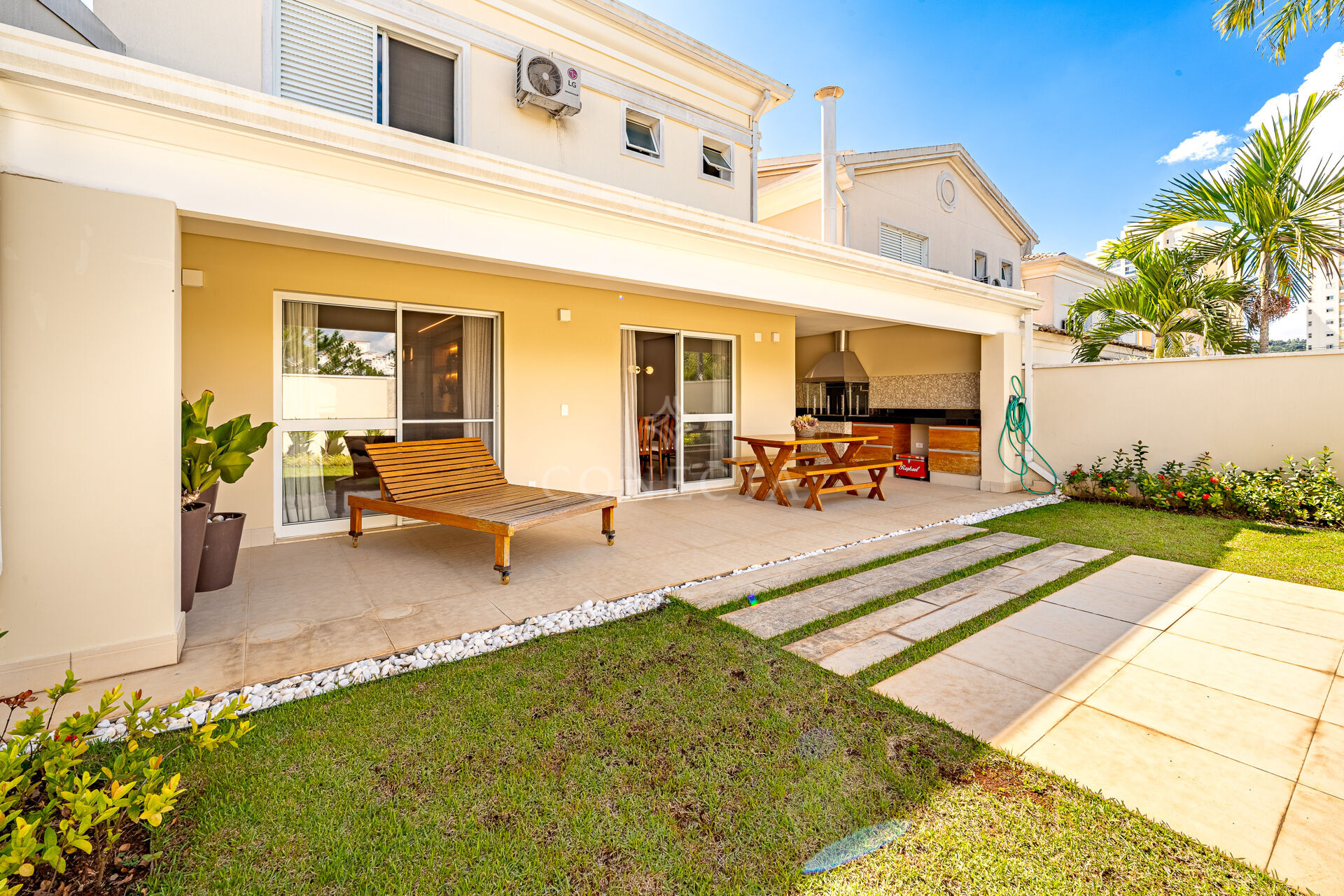 Casa à venda com 3 quartos, 237m² - Foto 1