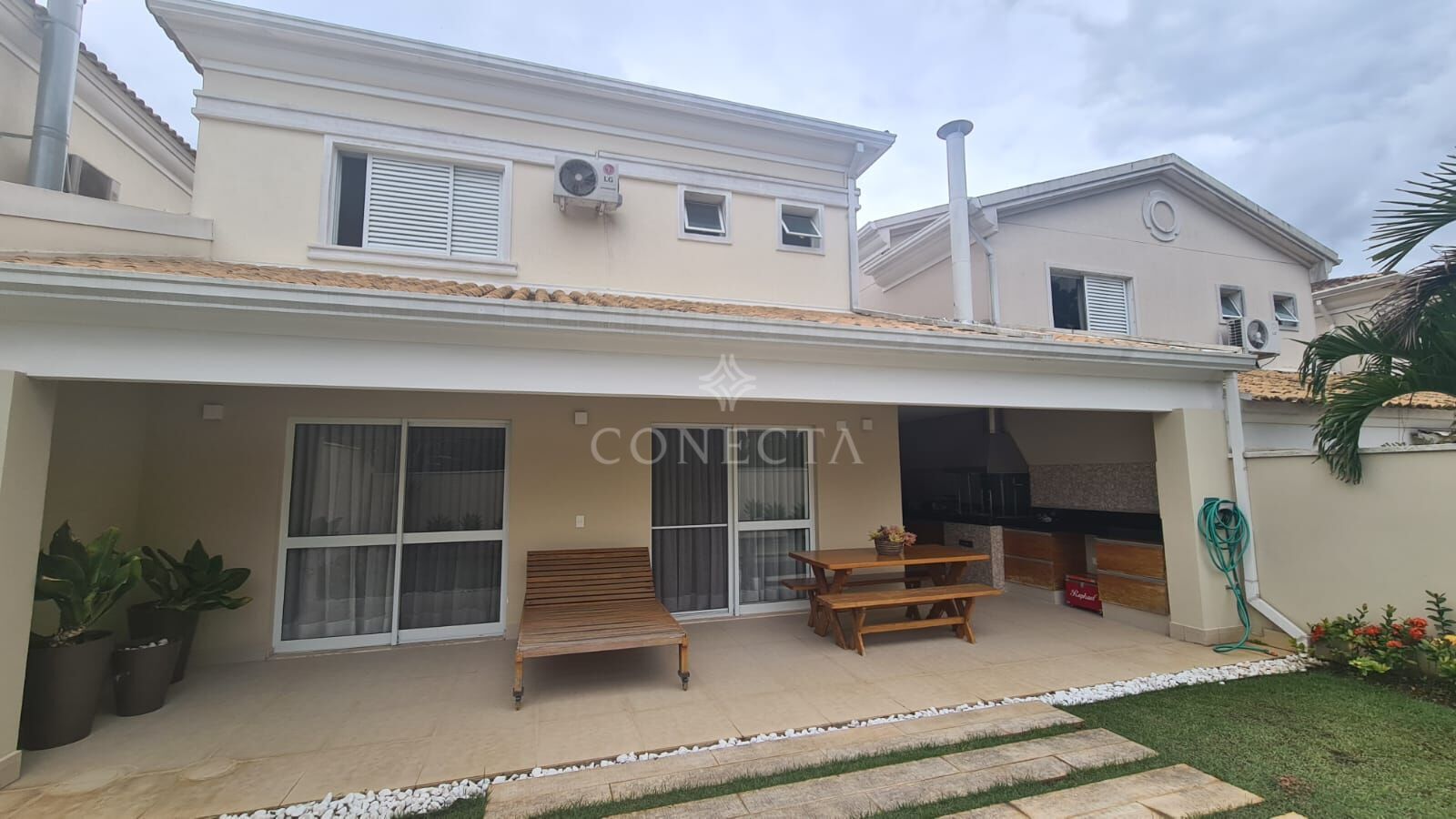 Casa à venda com 3 quartos, 237m² - Foto 1