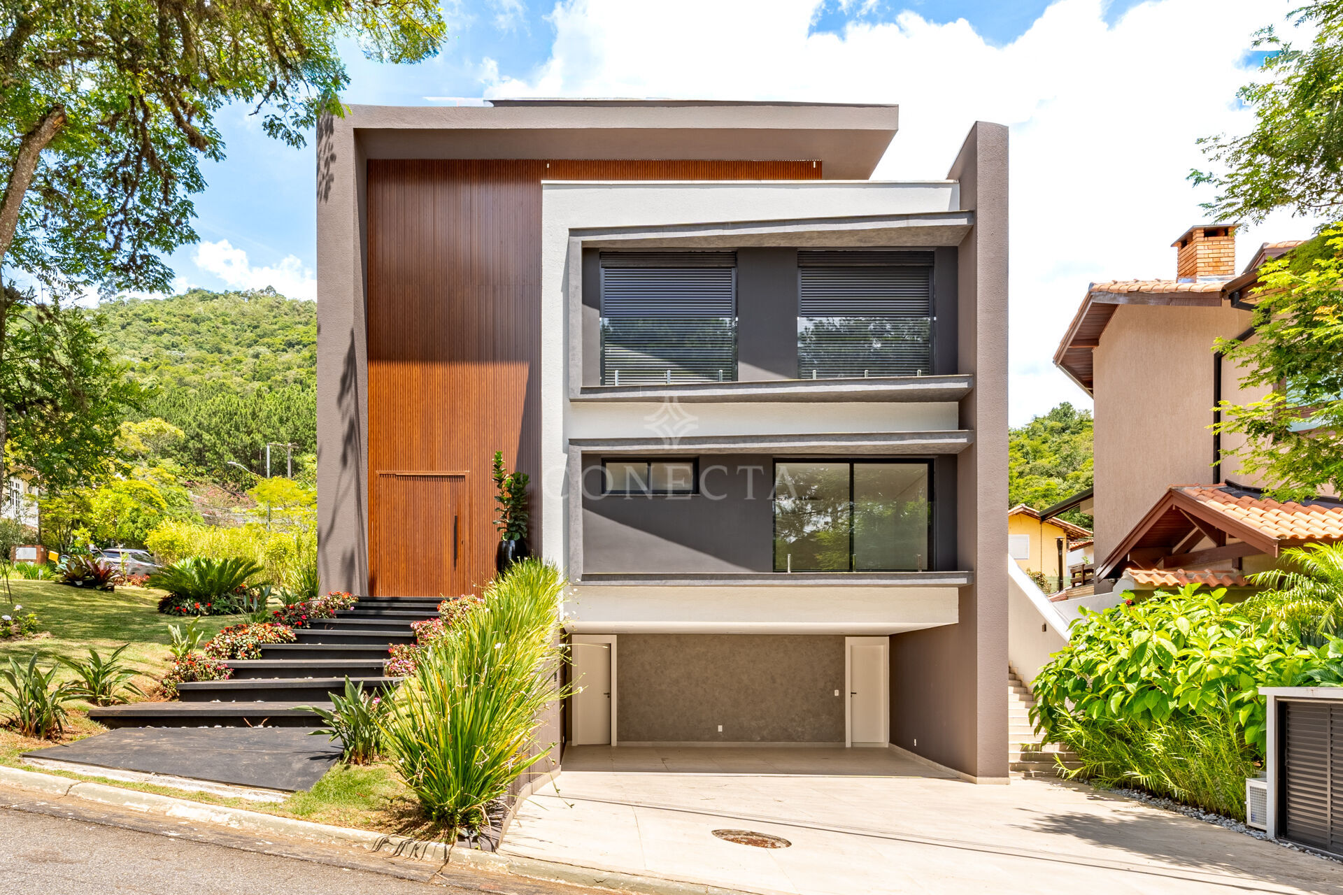 Casa à venda com 4 quartos, 350m² - Foto 1