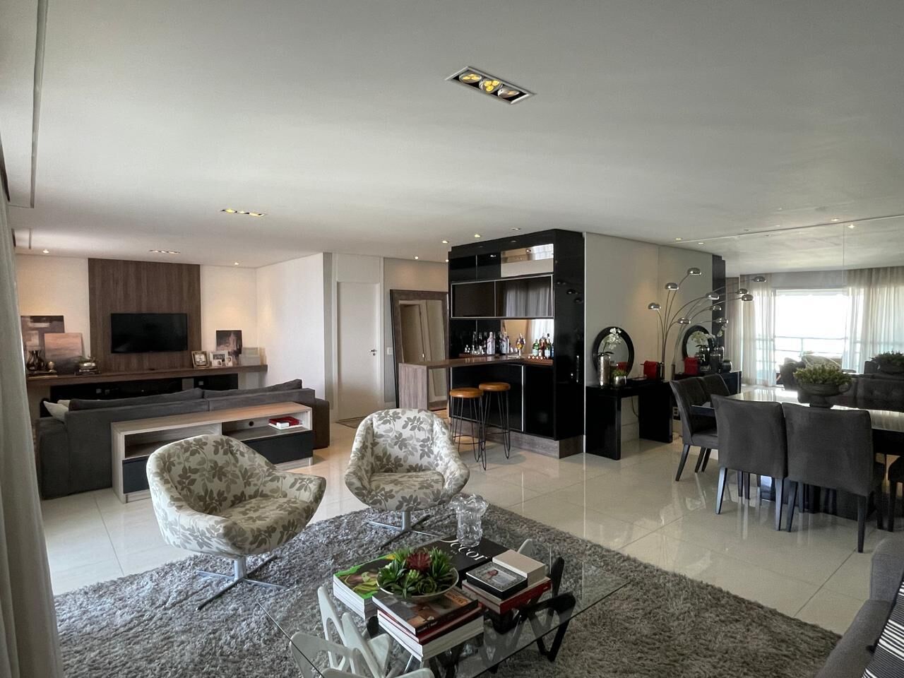 Apartamento à venda com 3 quartos, 202m² - Foto 2