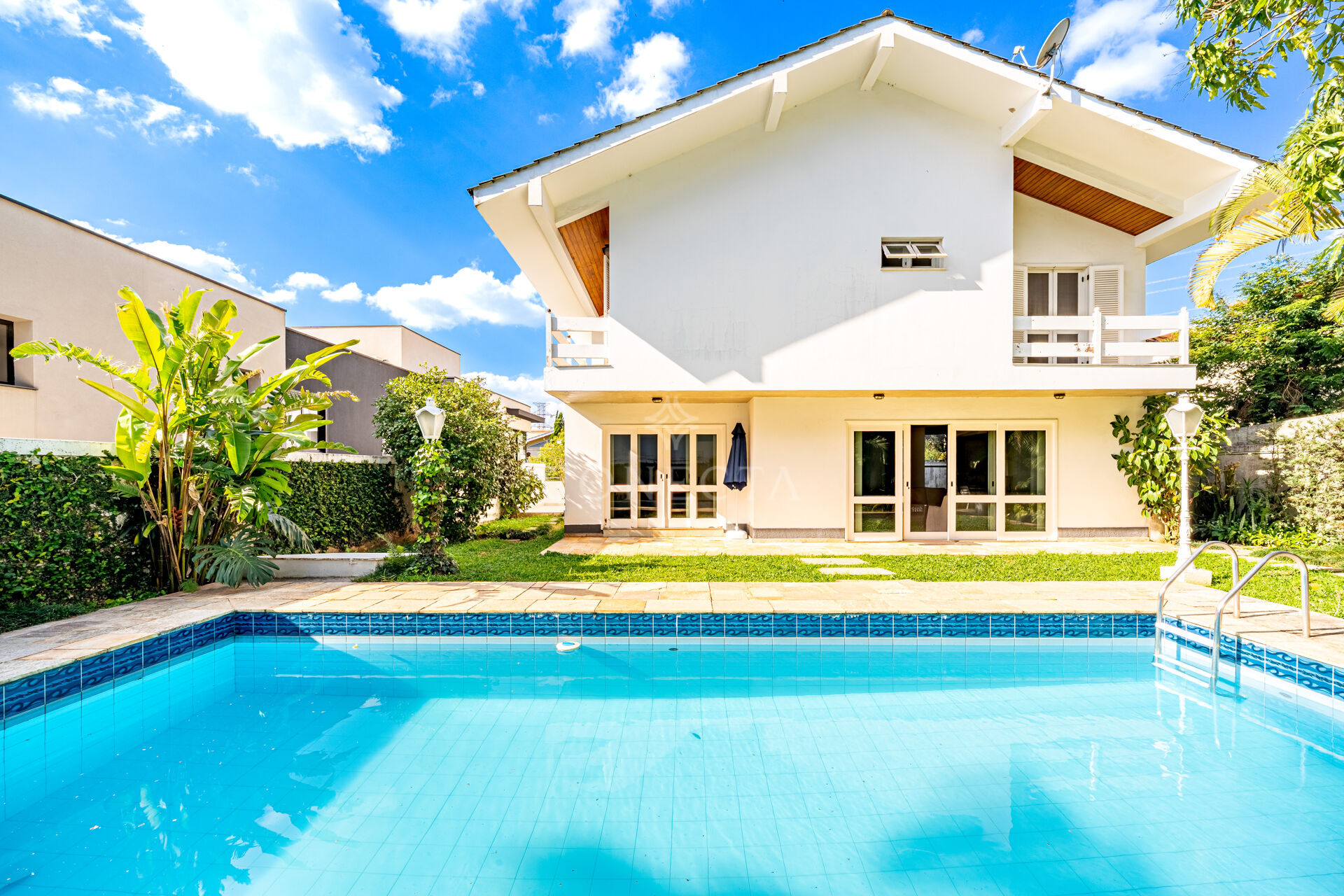 Casa à venda com 4 quartos, 600m² - Foto 2
