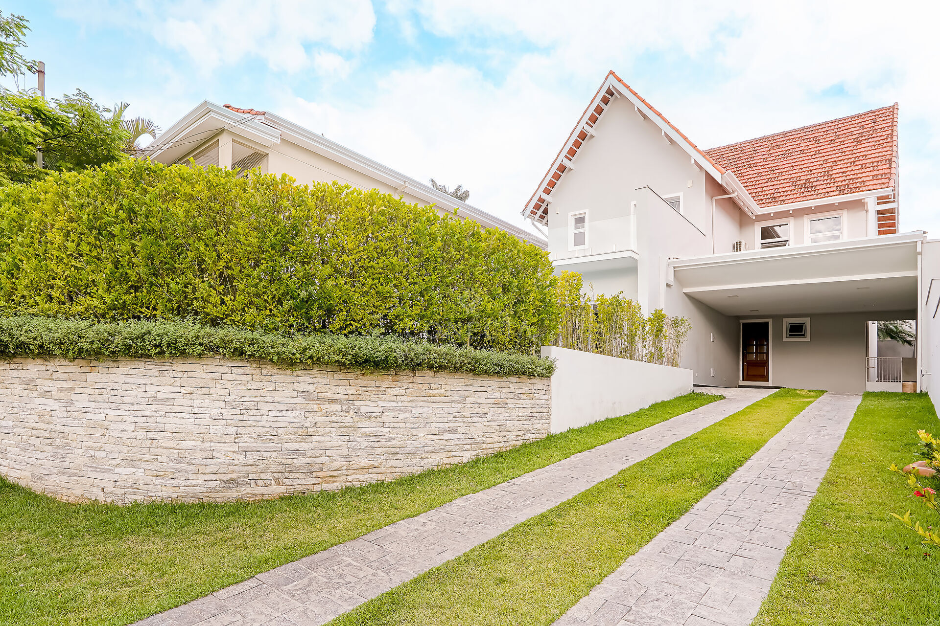 Casa para alugar com 3 quartos, 300m² - Foto 1