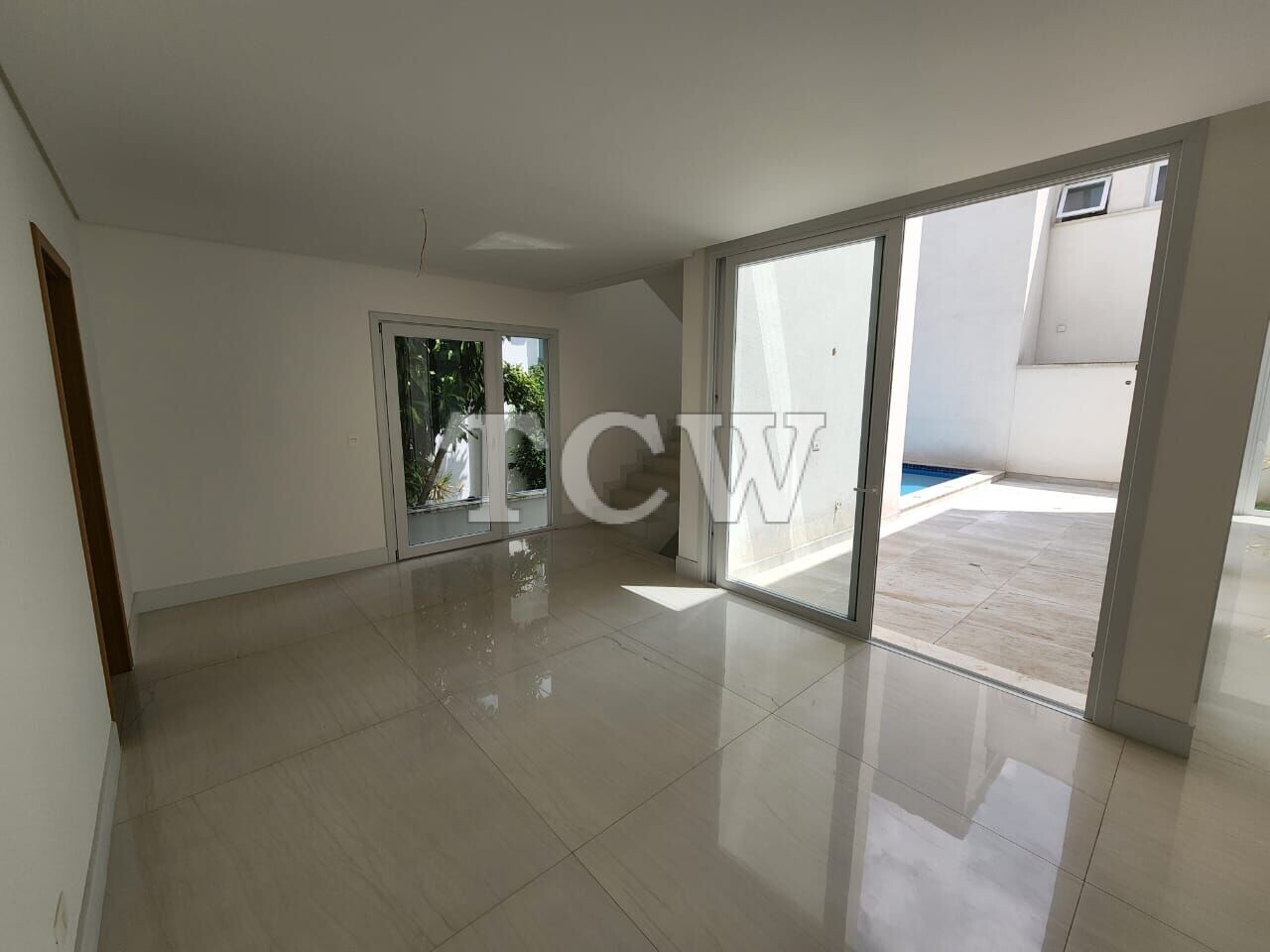 Casa de Condomínio à venda com 4 quartos, 360m² - Foto 2