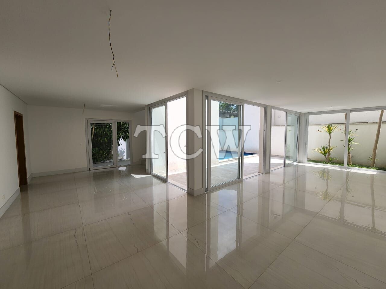 Casa de Condomínio à venda com 4 quartos, 360m² - Foto 1