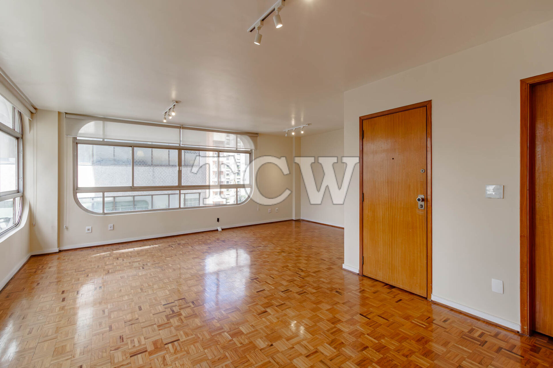 Apartamento à venda com 3 quartos, 145m² - Foto 2