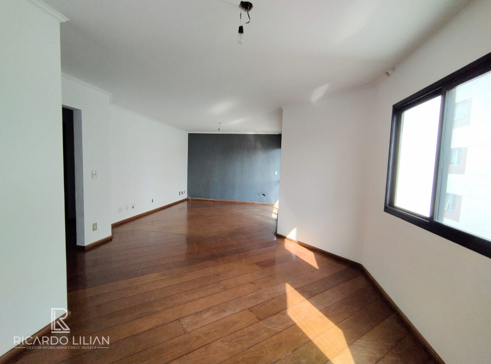 Apartamento à venda com 3 quartos, 150m² - Foto 2