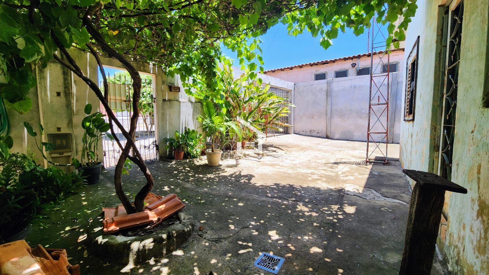 Casa à venda com 5 quartos, 200m² - Foto 1