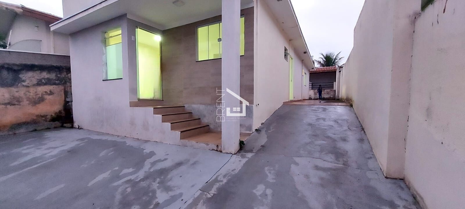 Casa à venda com 3 quartos, 132m² - Foto 1