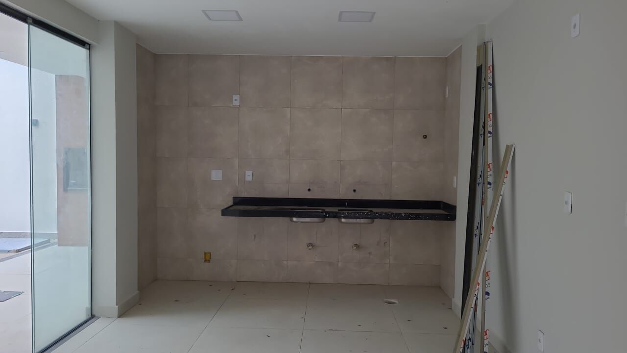 Casa à venda com 3 quartos, 200m² - Foto 1