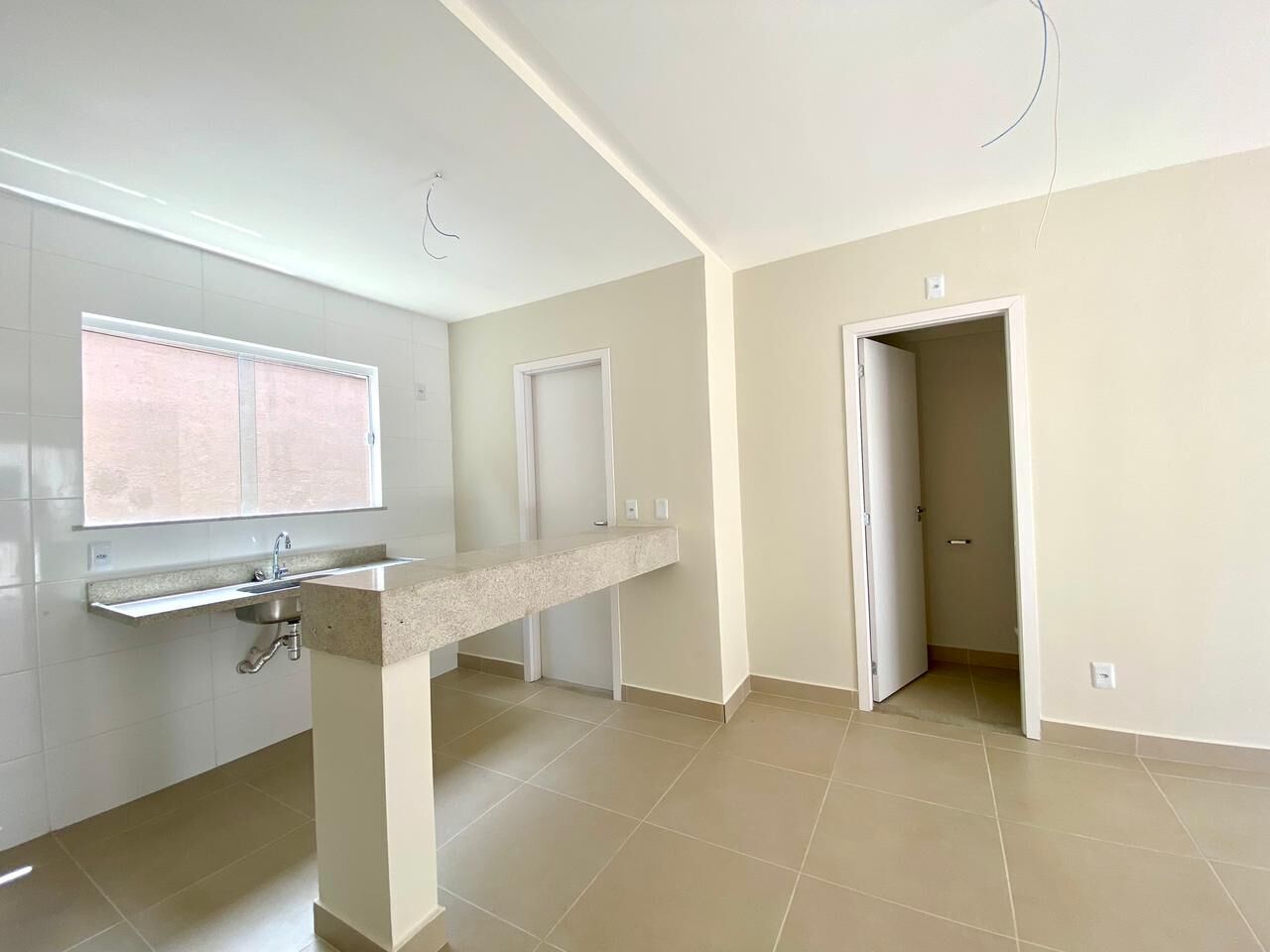 Casa à venda com 3 quartos, 114m² - Foto 1