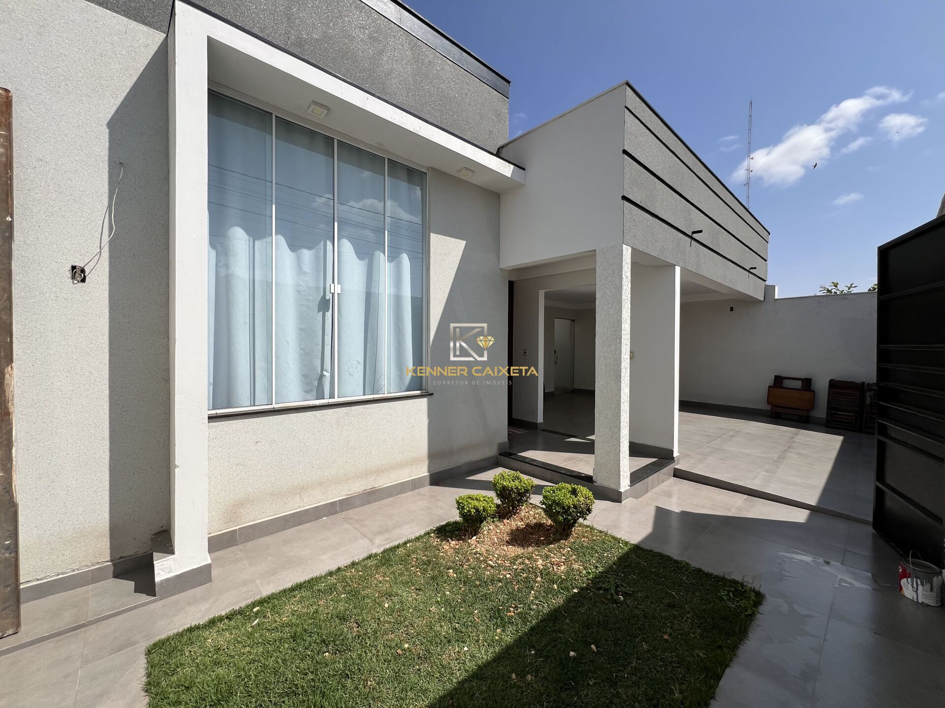 Casa à venda com 4 quartos, 226m² - Foto 1