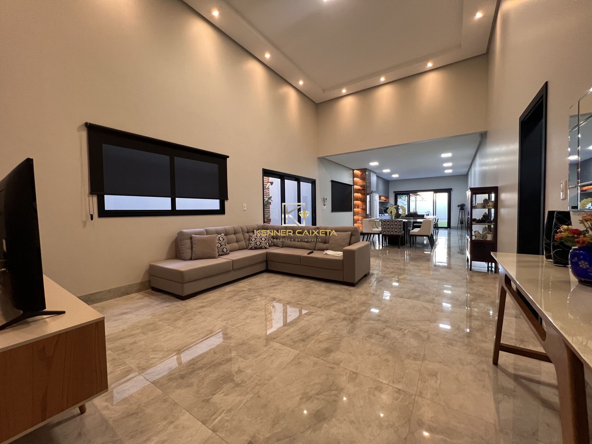 Casa à venda com 3 quartos, 252m² - Foto 2