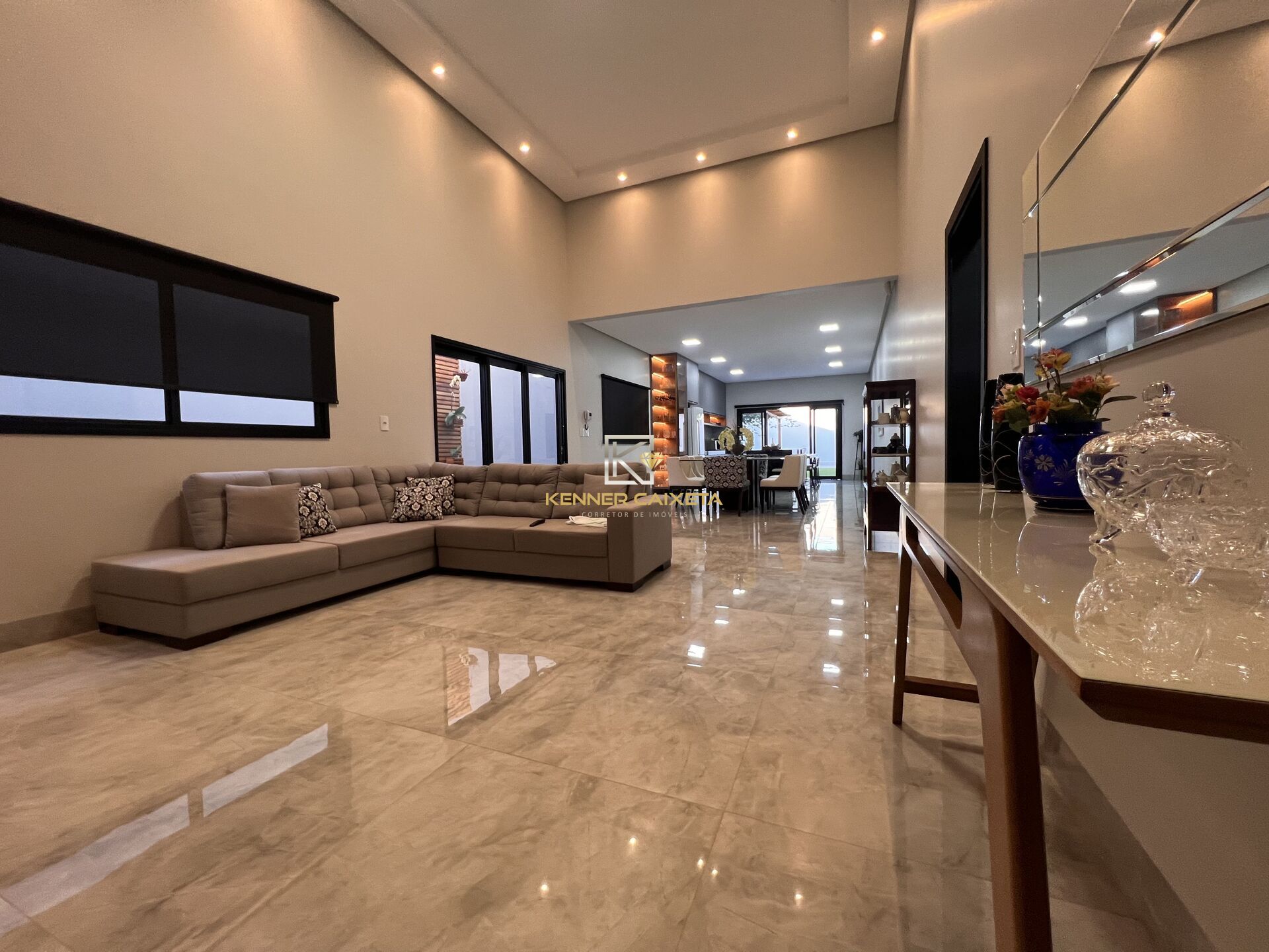 Casa à venda com 3 quartos, 252m² - Foto 3