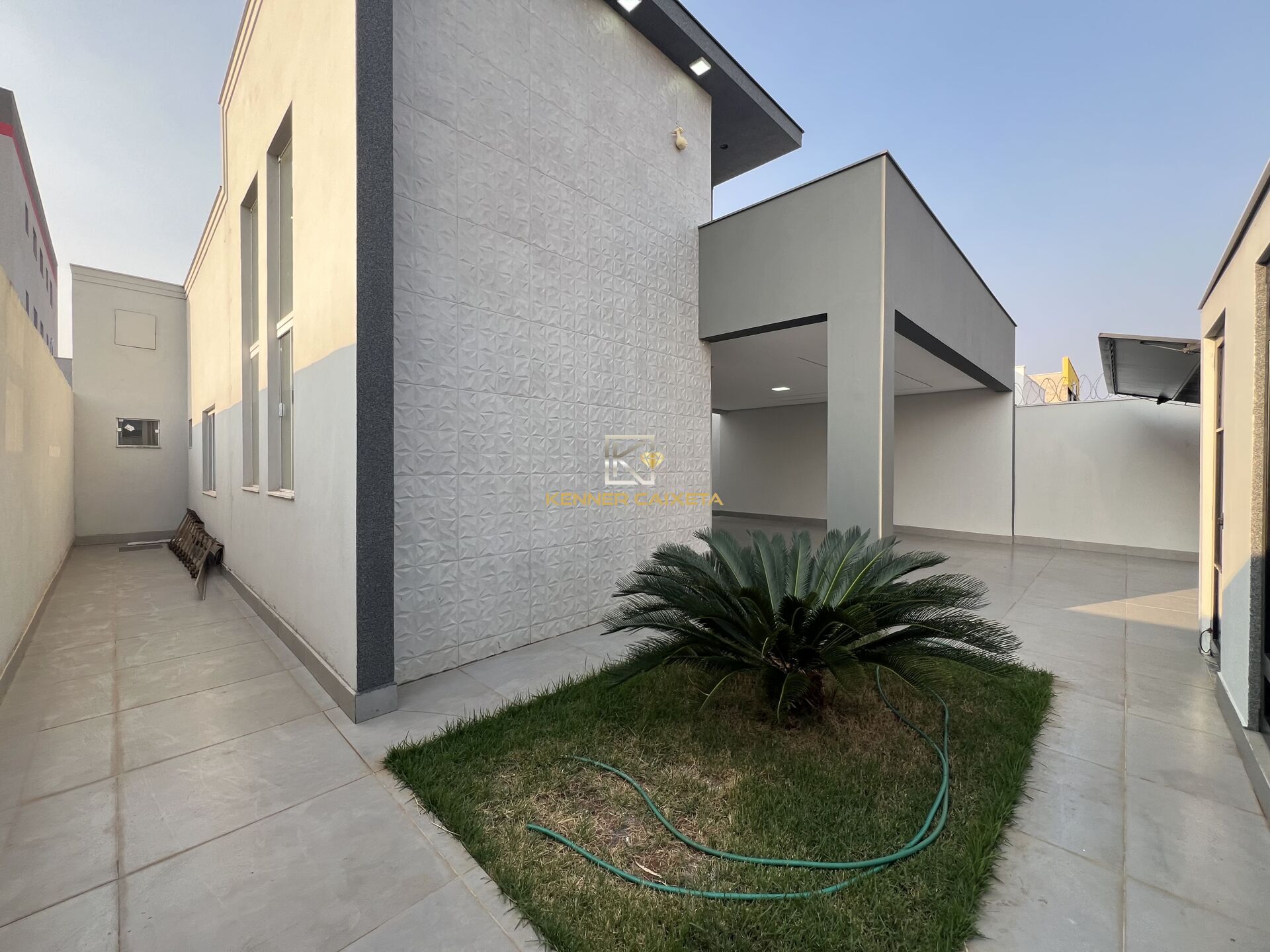 Casa à venda com 3 quartos, 197m² - Foto 1