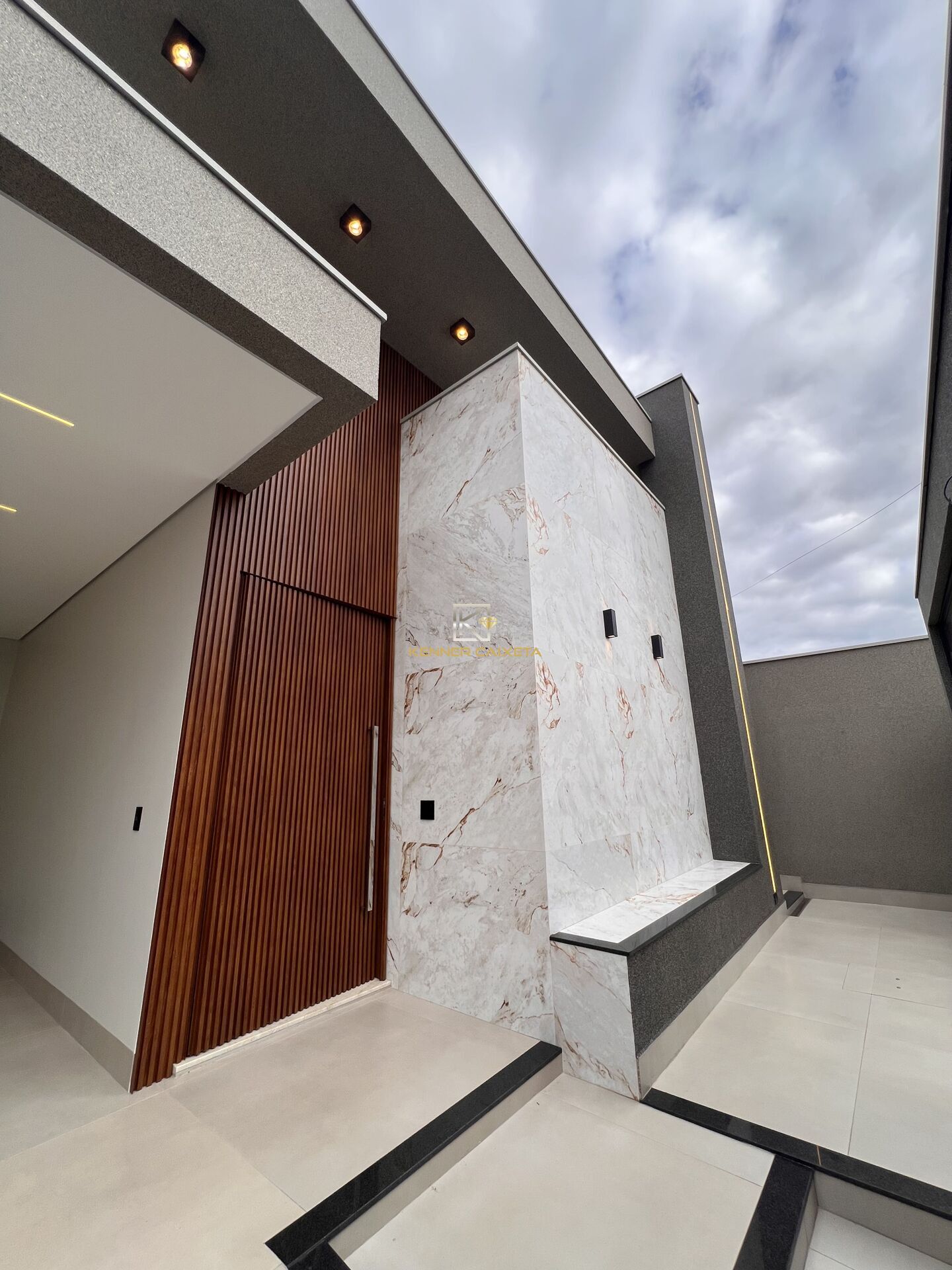 Casa à venda com 3 quartos, 239m² - Foto 2