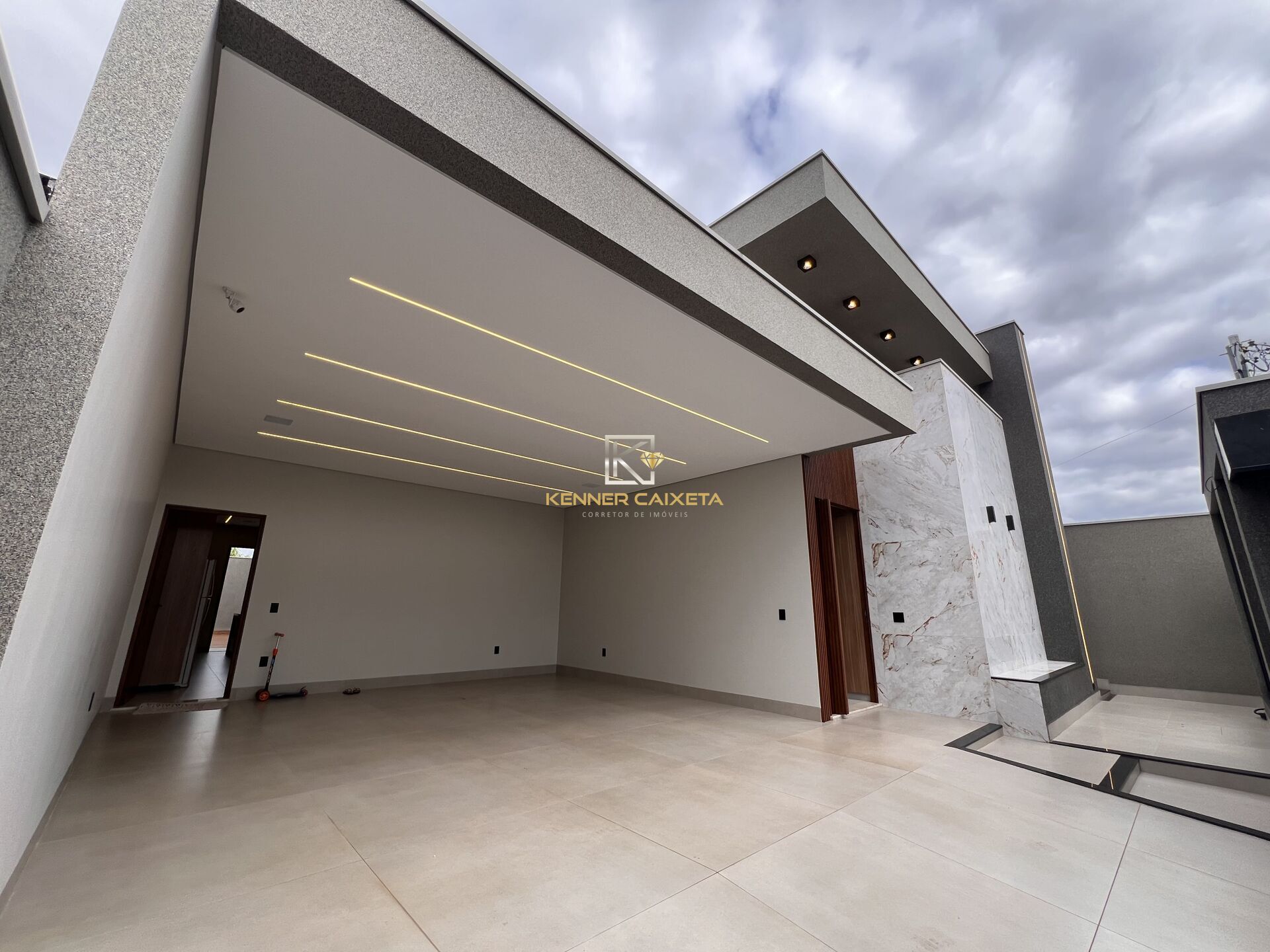 Casa à venda com 3 quartos, 239m² - Foto 1