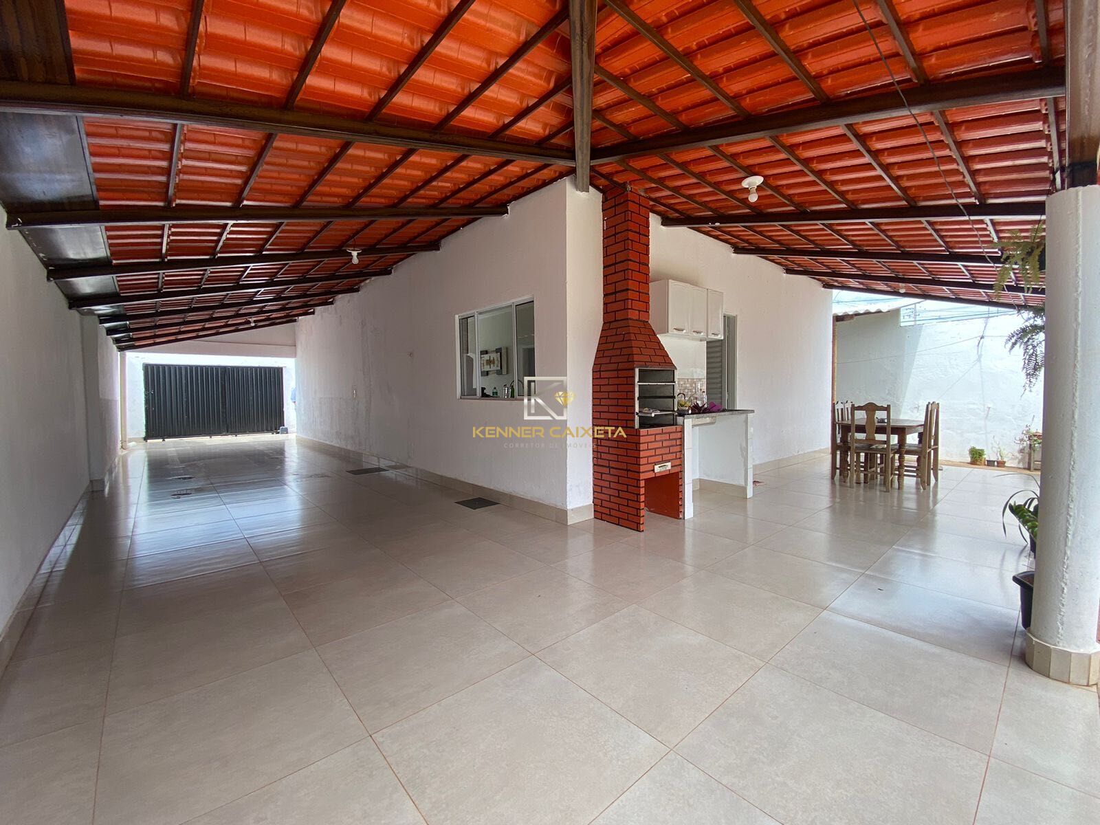 Casa à venda com 3 quartos, 117m² - Foto 1