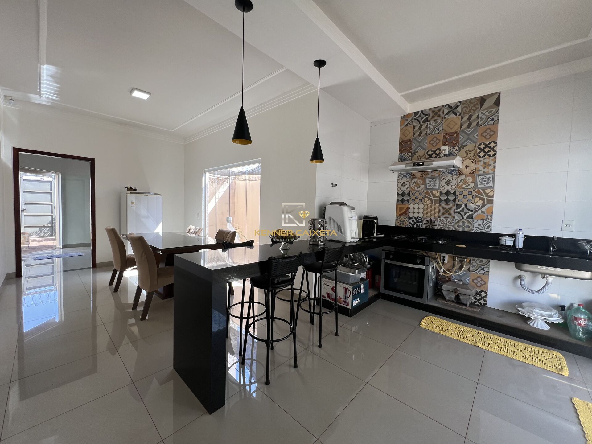 Casa à venda com 2 quartos, 69m² - Foto 1