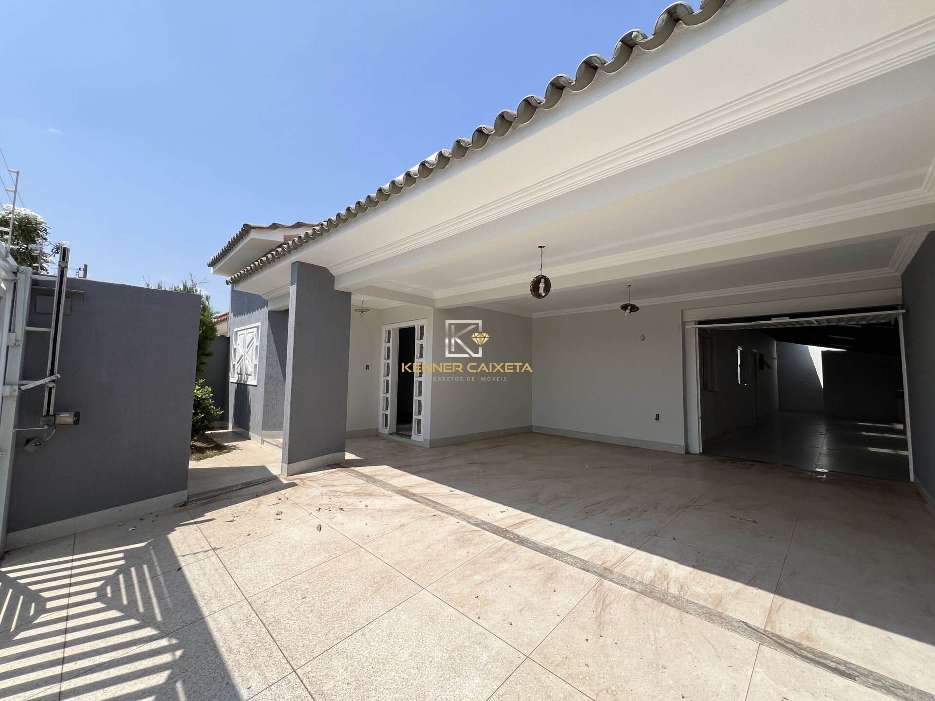 Casa à venda com 4 quartos, 229m² - Foto 1