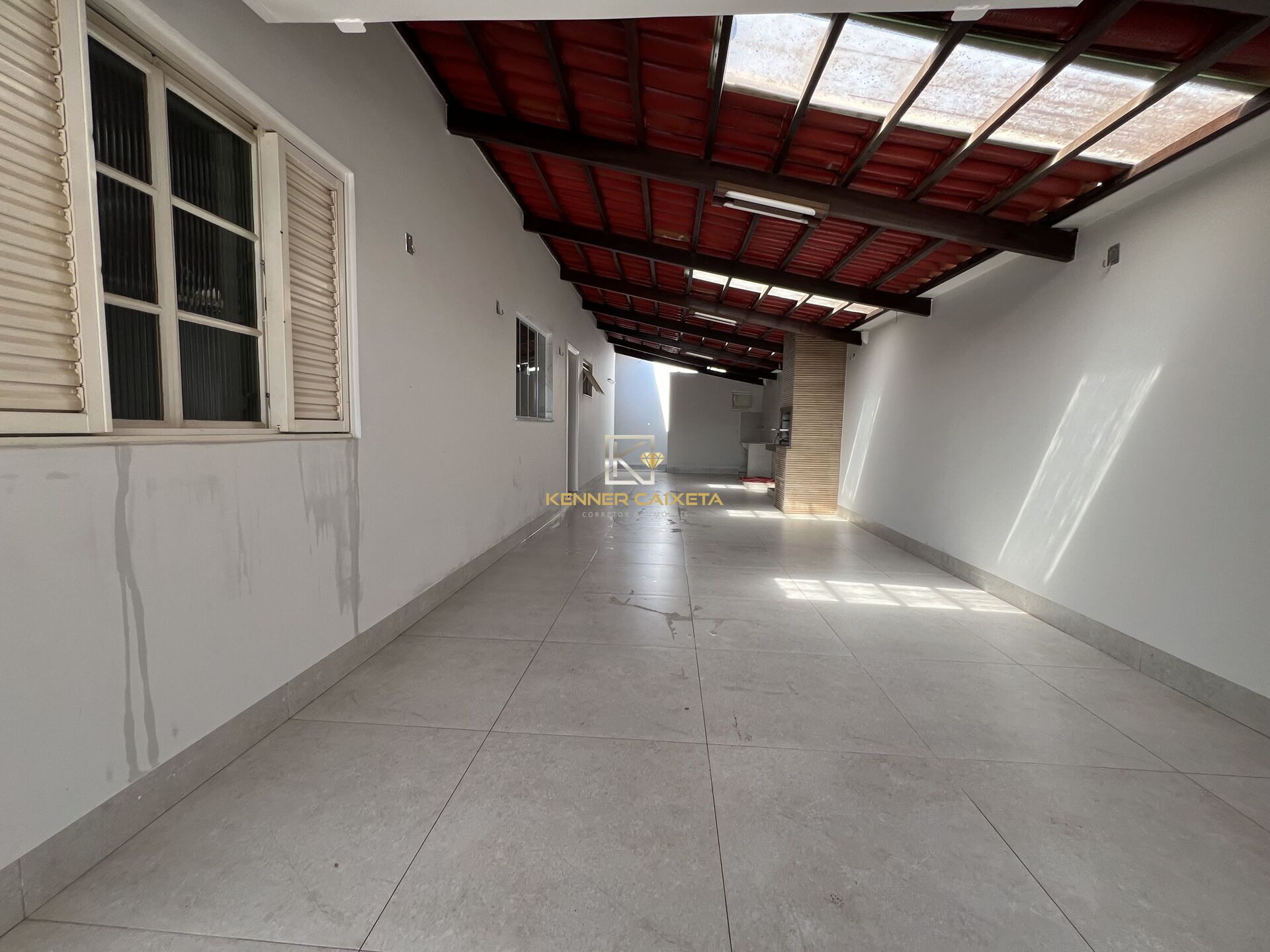 Casa à venda com 4 quartos, 229m² - Foto 2