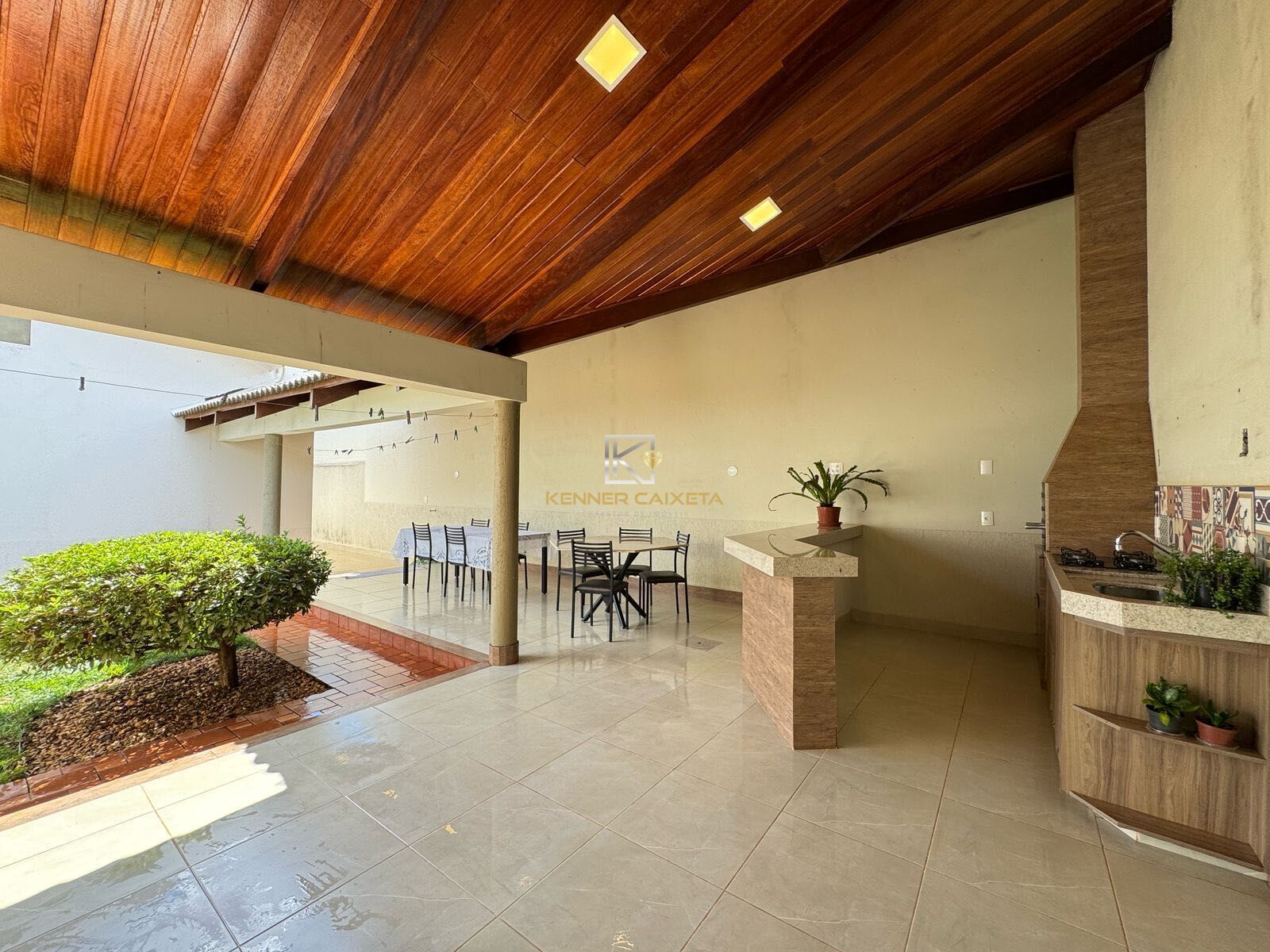 Casa à venda com 3 quartos, 185m² - Foto 1