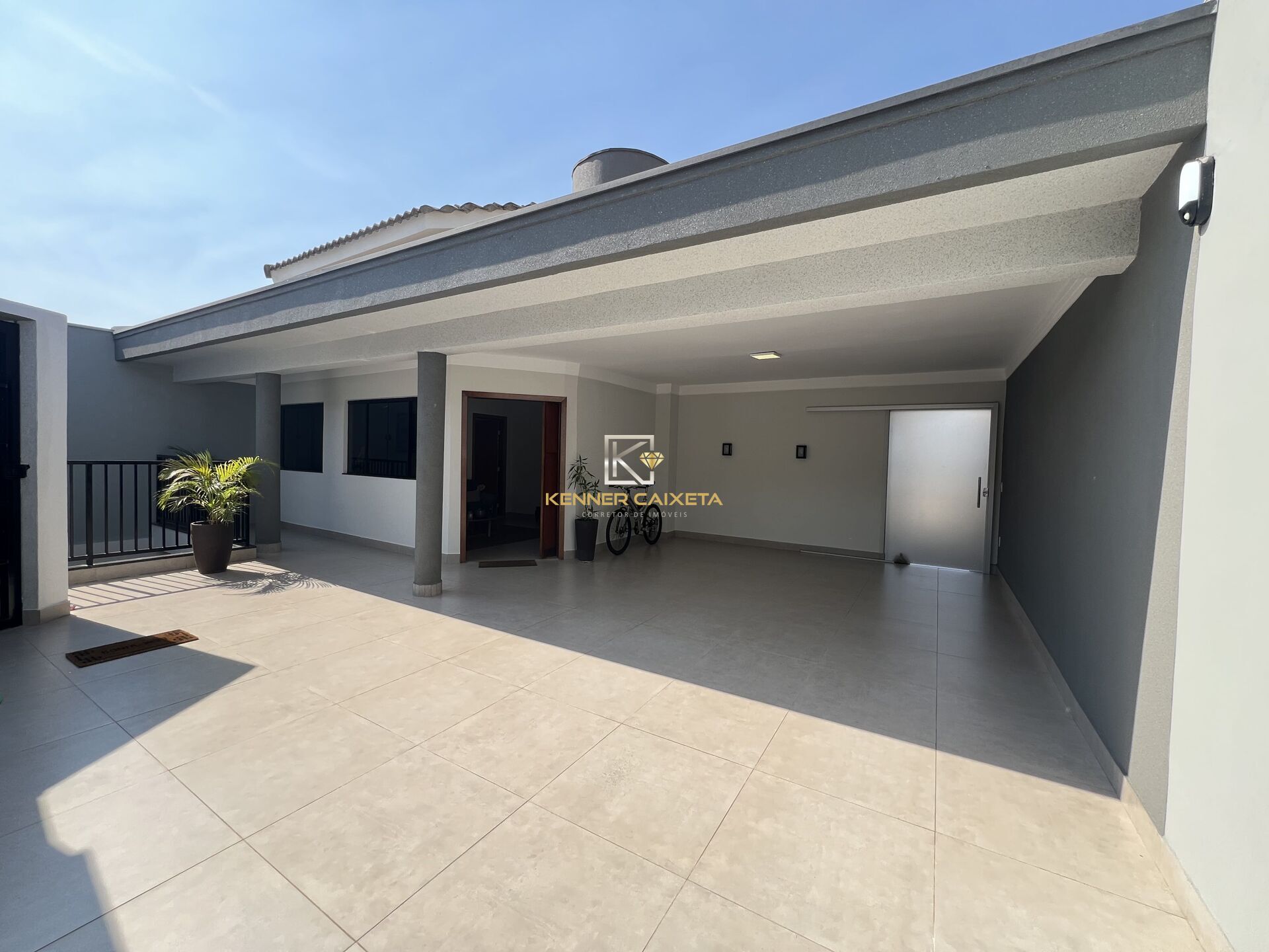Casa à venda com 5 quartos, 300m² - Foto 1