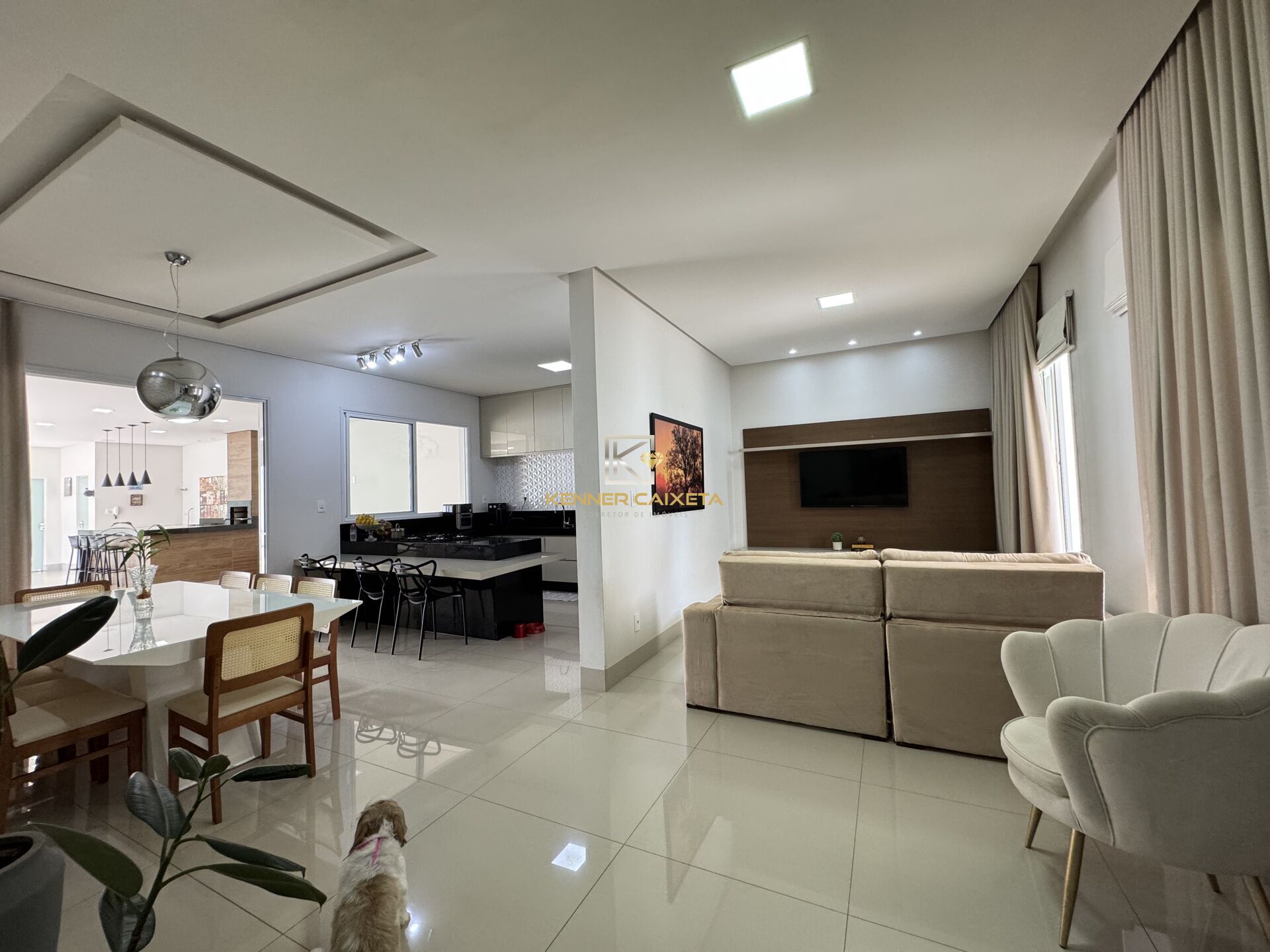 Casa à venda com 3 quartos, 243m² - Foto 2